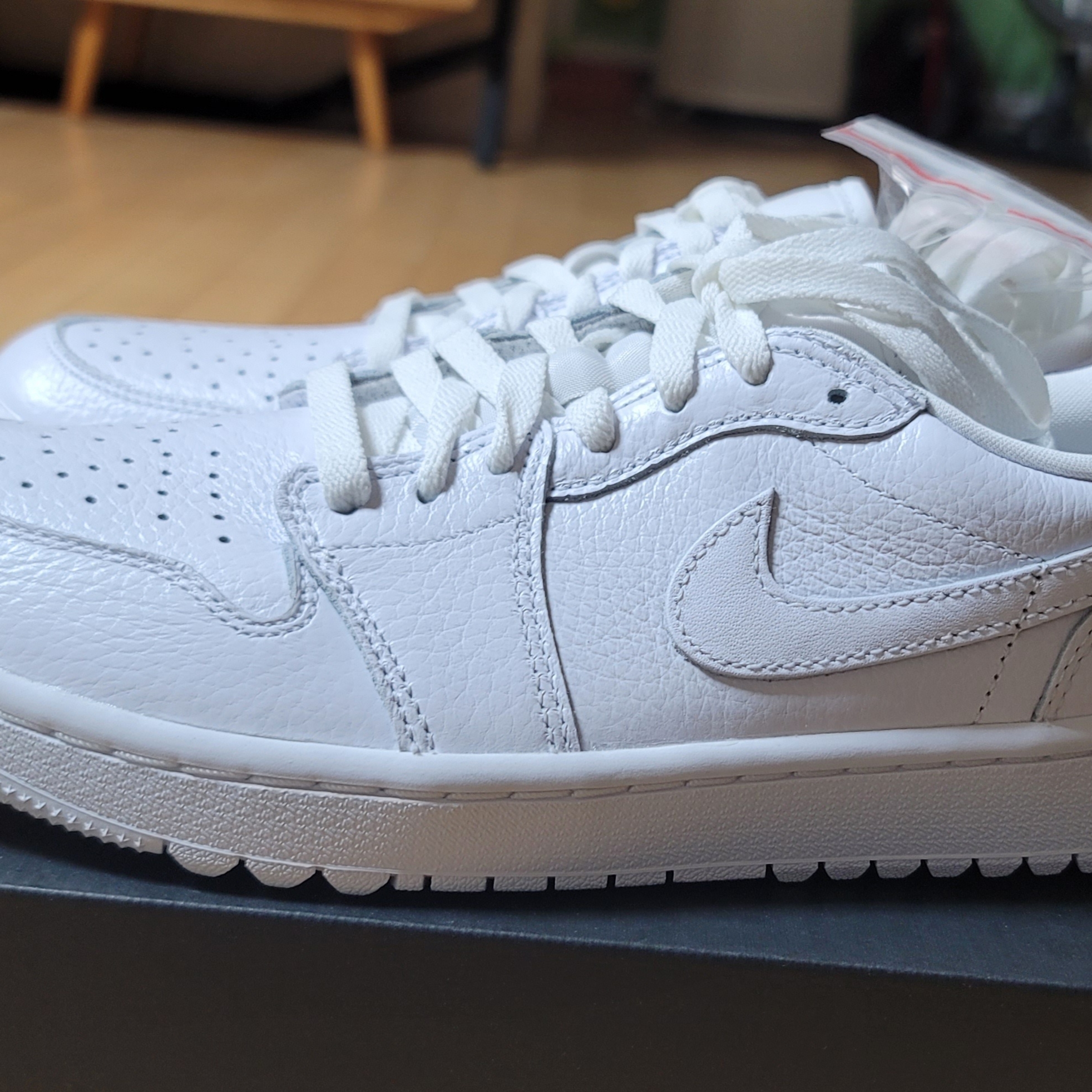 Jordan 1 Low Golf Triple White 착용 스타일 - 2