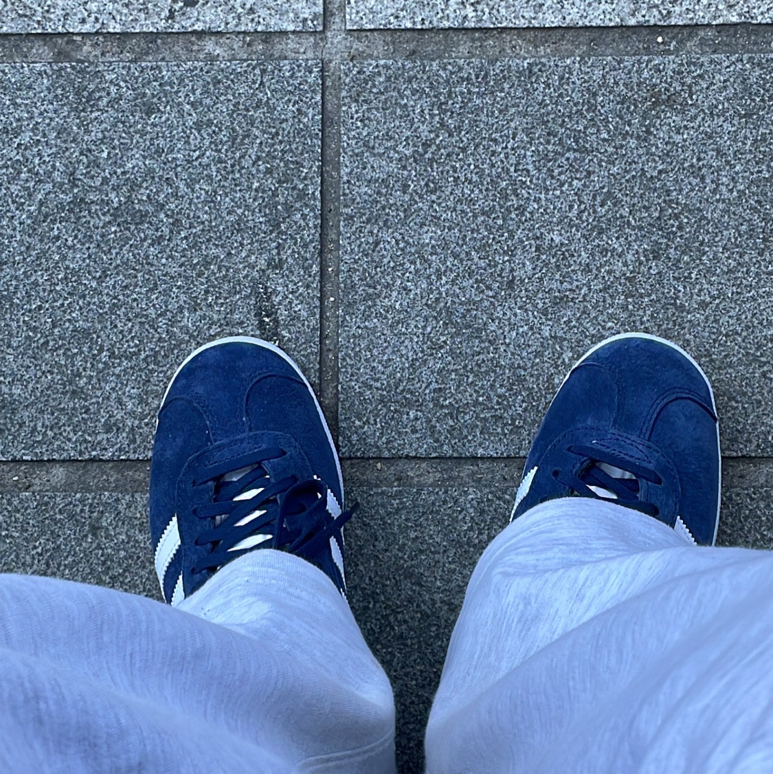Adidas Gazelle Collegiate Navy 착용 스타일