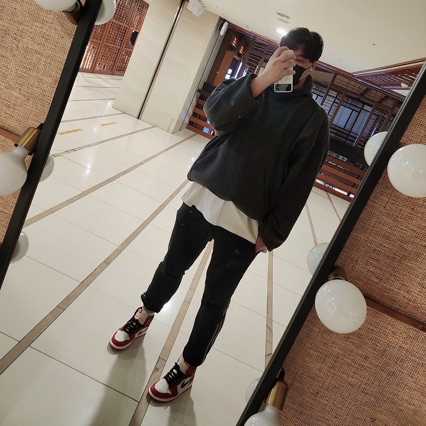 Samsung Galaxy Z Flip4 Maison Margiela Edition (Korean Ver.), Jordan 1 Retro High OG Chicago 2022 착용 스타일