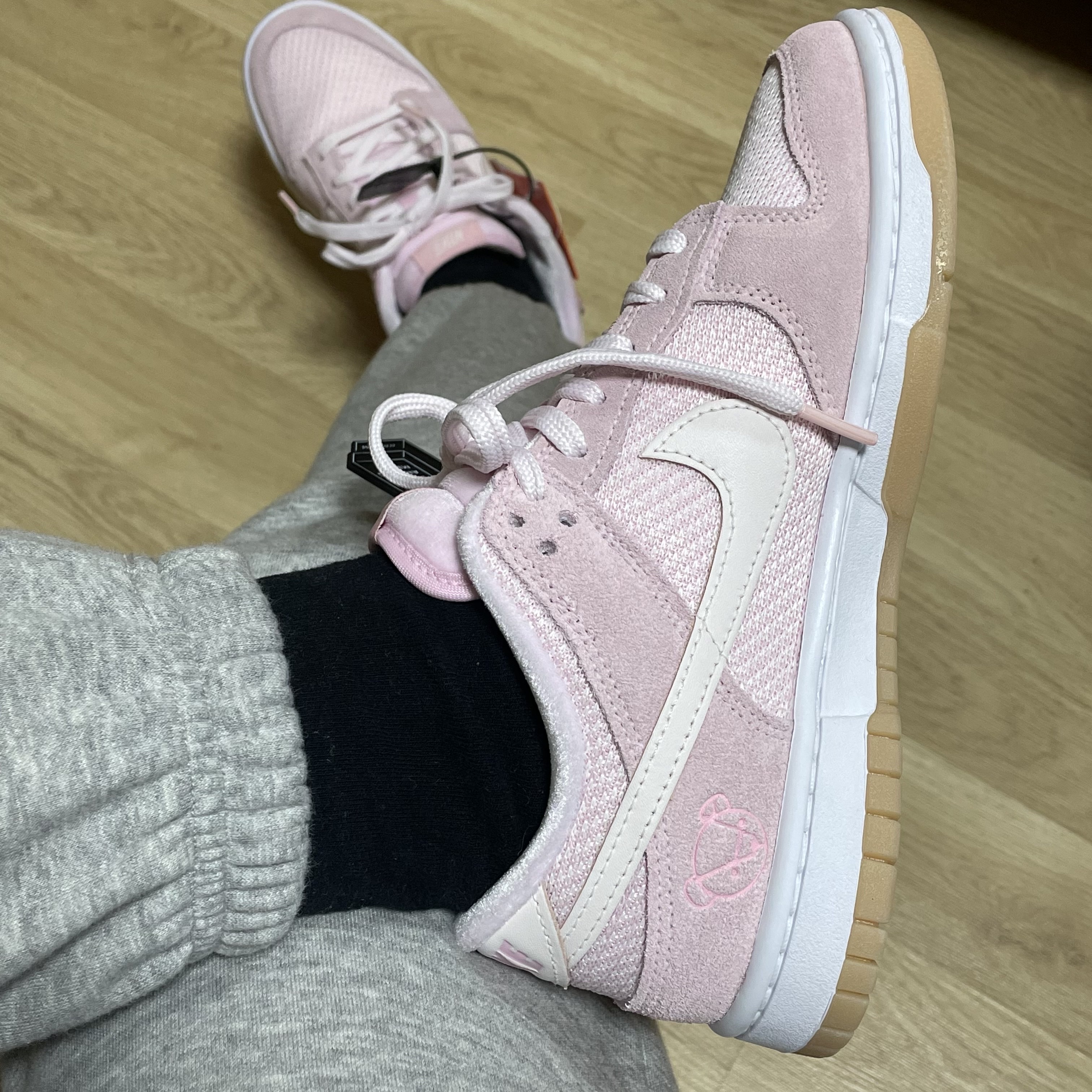 (W) Nike Dunk Low SE Light Soft Pink 착용 스타일 - 2