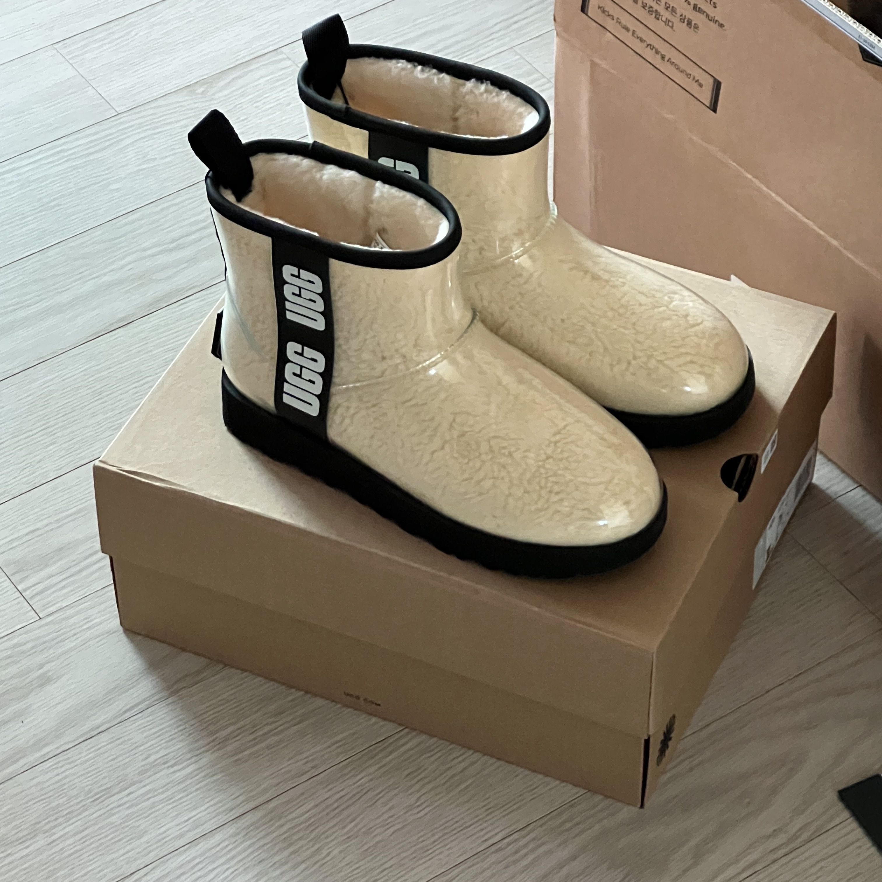 (W) UGG Classic Clear Mini Boots Natural Black 착용 스타일 - 4
