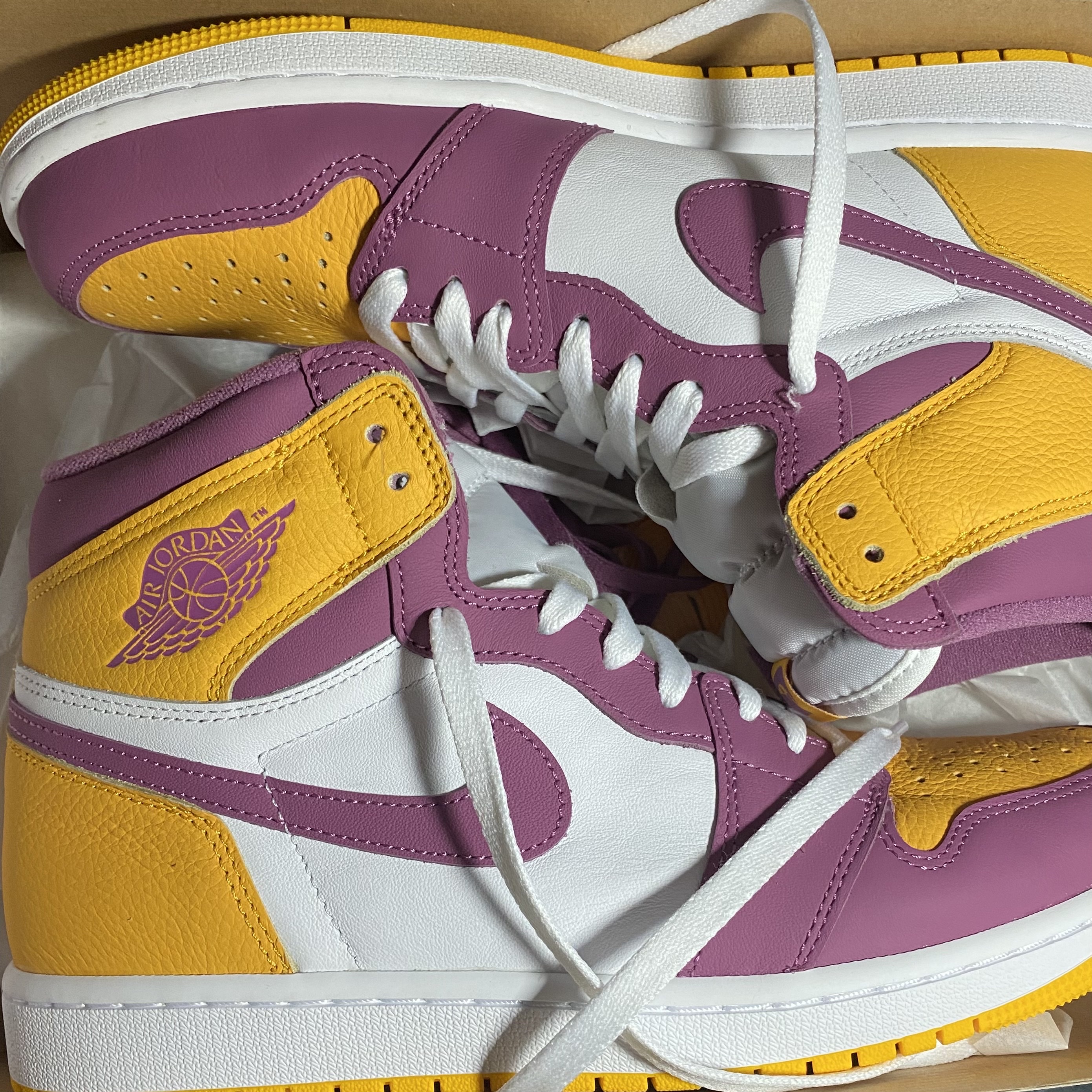 Jordan 1 Retro High OG University Gold Light Bordeaux 착용 스타일