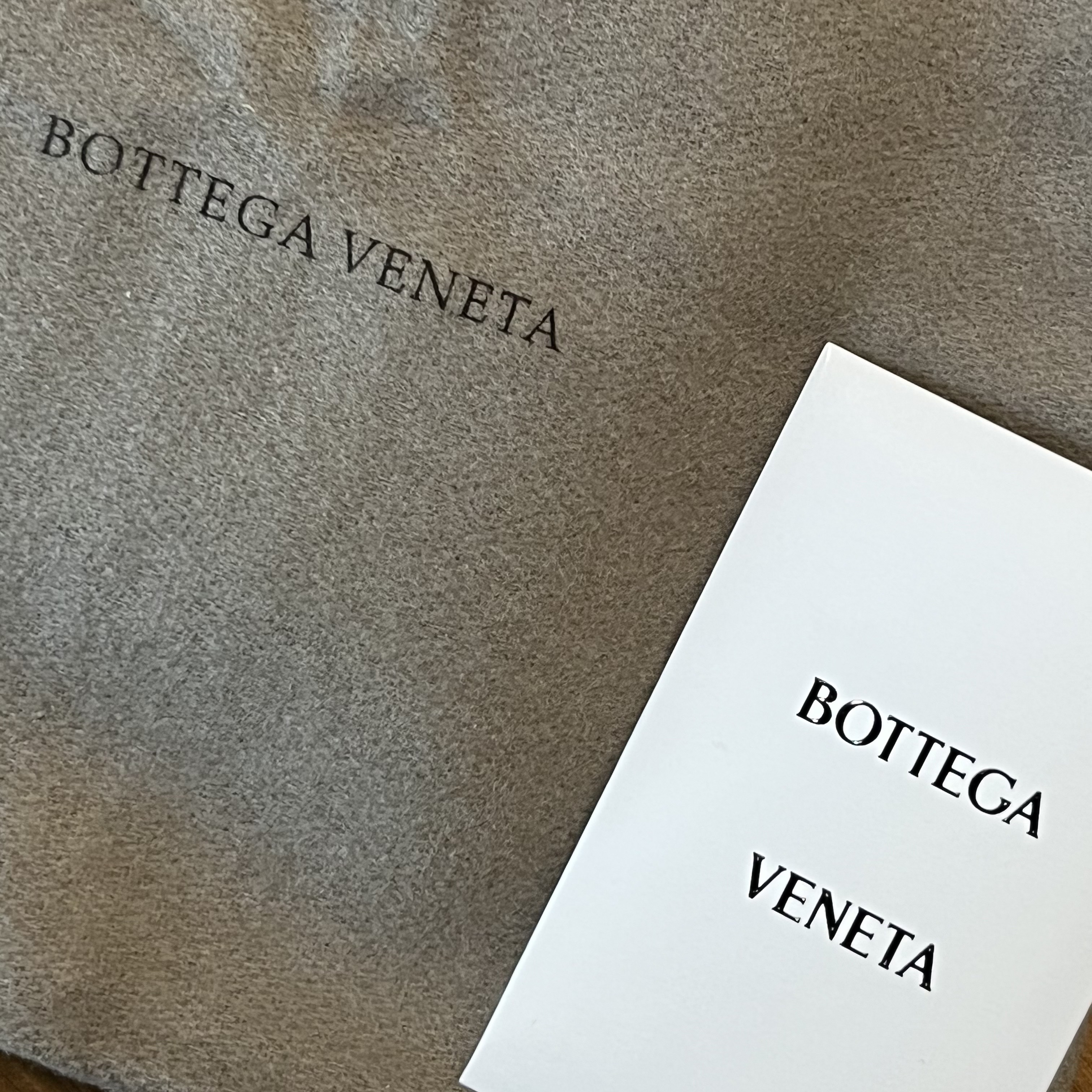 Bottega Veneta Bi-Fold Wallet Black 착용 스타일