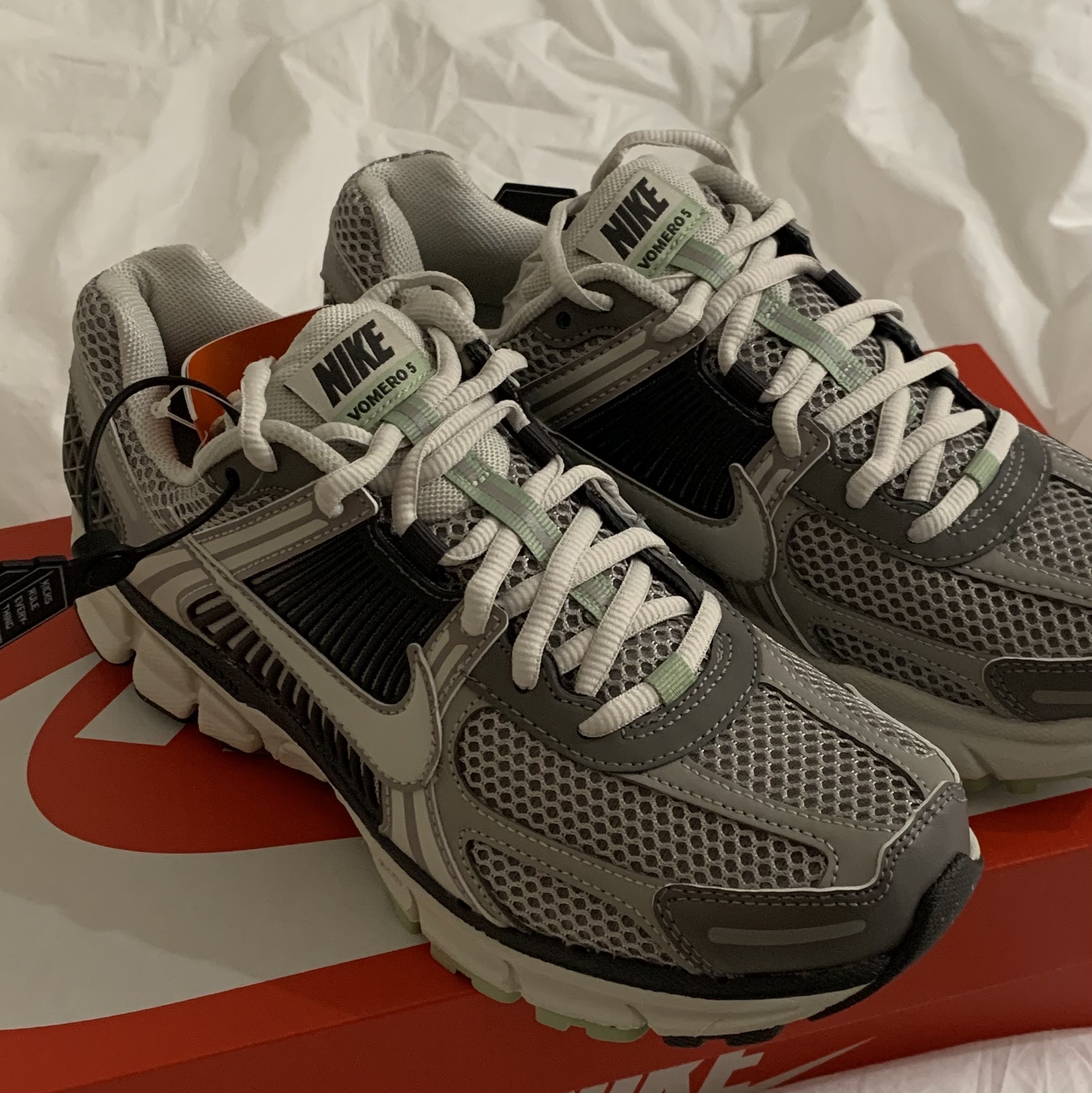 (W) Nike Zoom Vomero 5 Cobblestone and Flat Pewter 착용 스타일