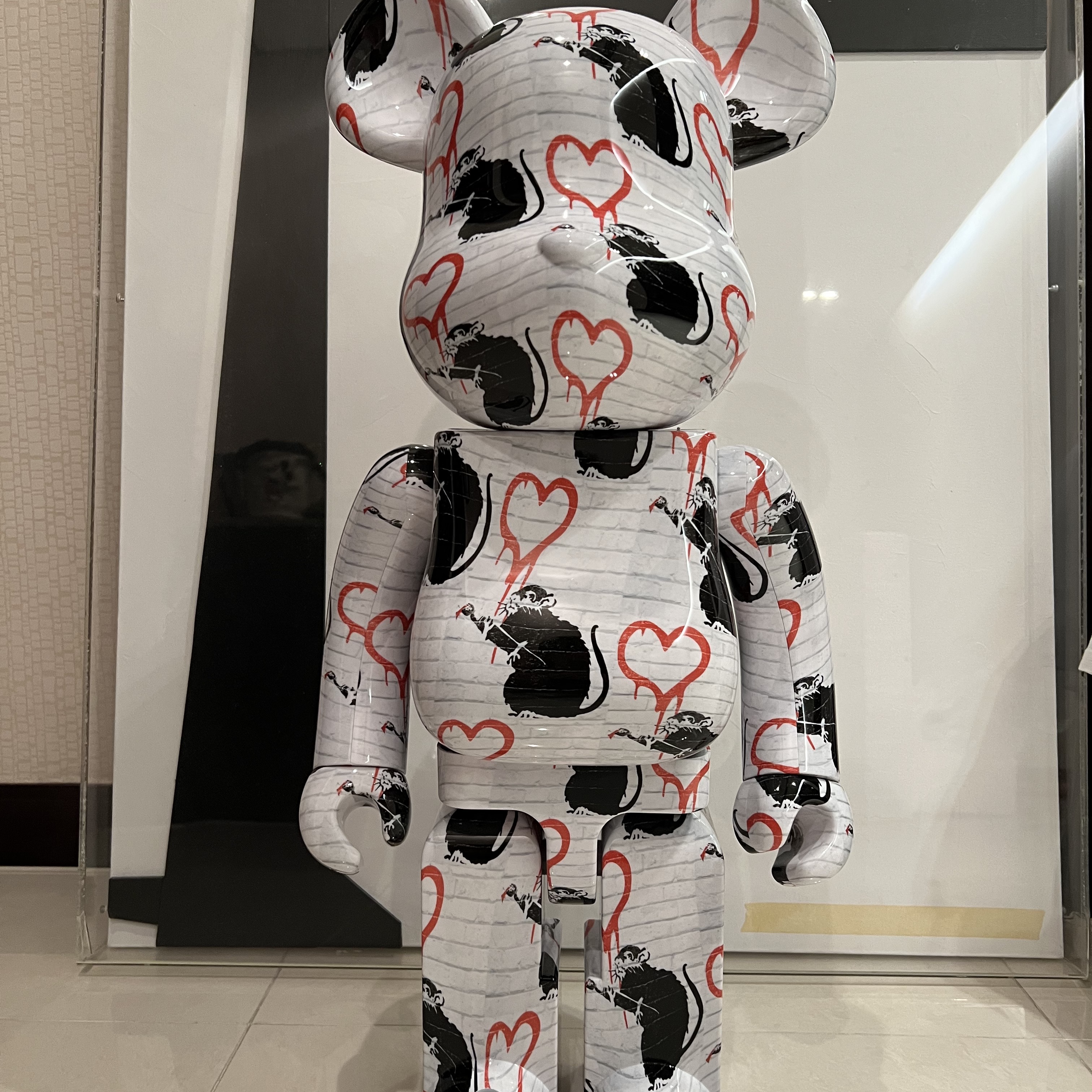 Bearbrick Banksy Love Rat 1000% 착용 스타일 - 3