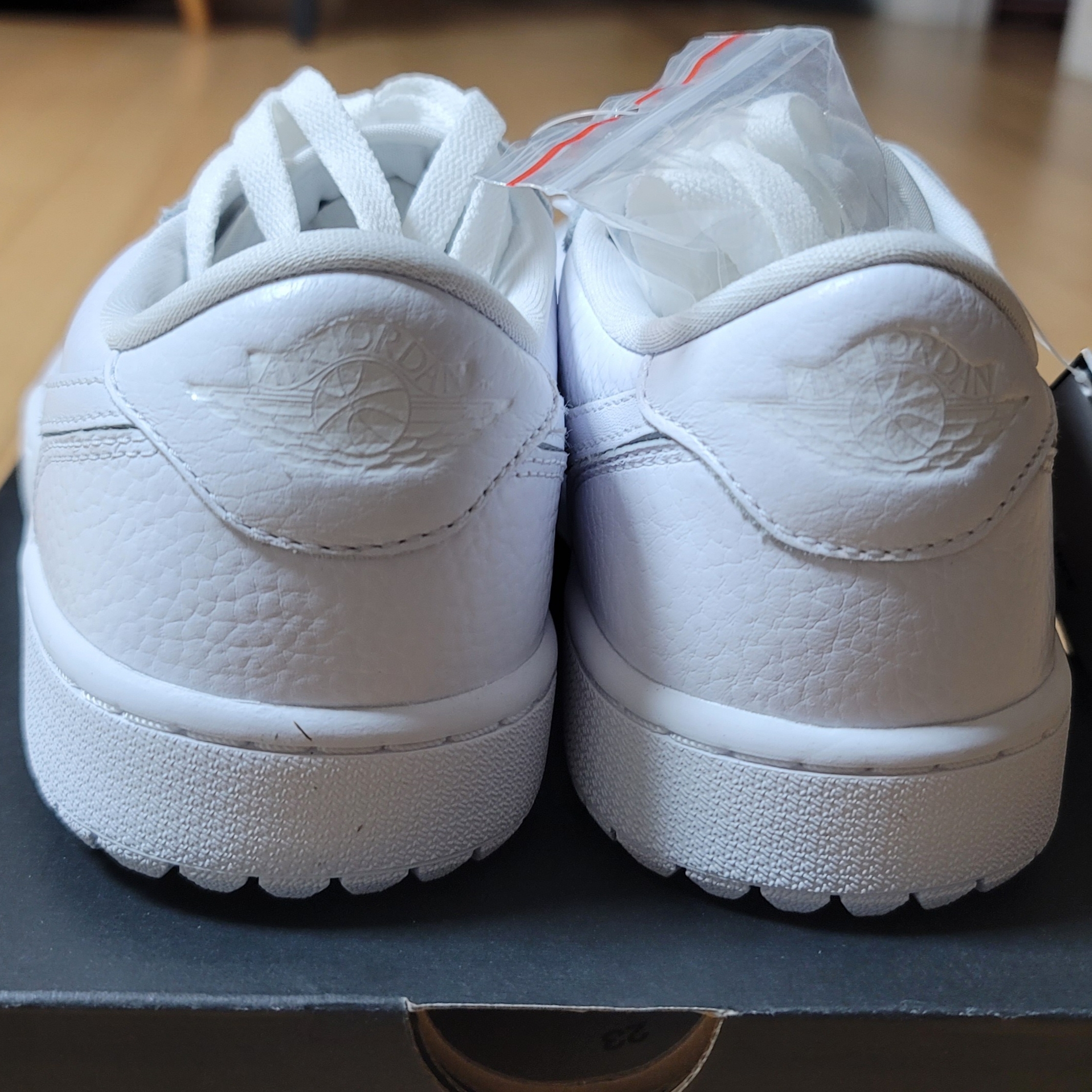 Jordan 1 Low Golf Triple White 착용 스타일 - 4