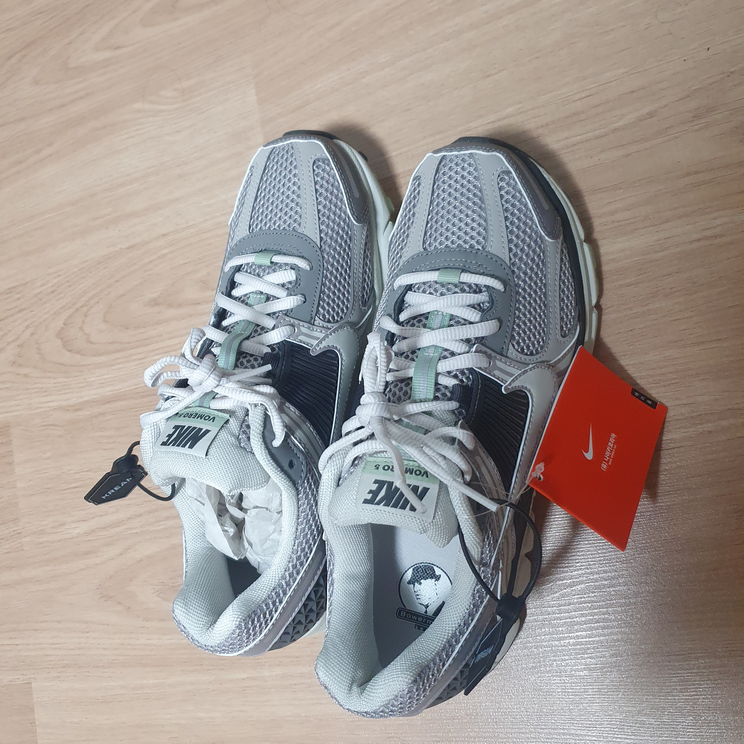 (W) Nike Zoom Vomero 5 Cobblestone and Flat Pewter 착용 스타일