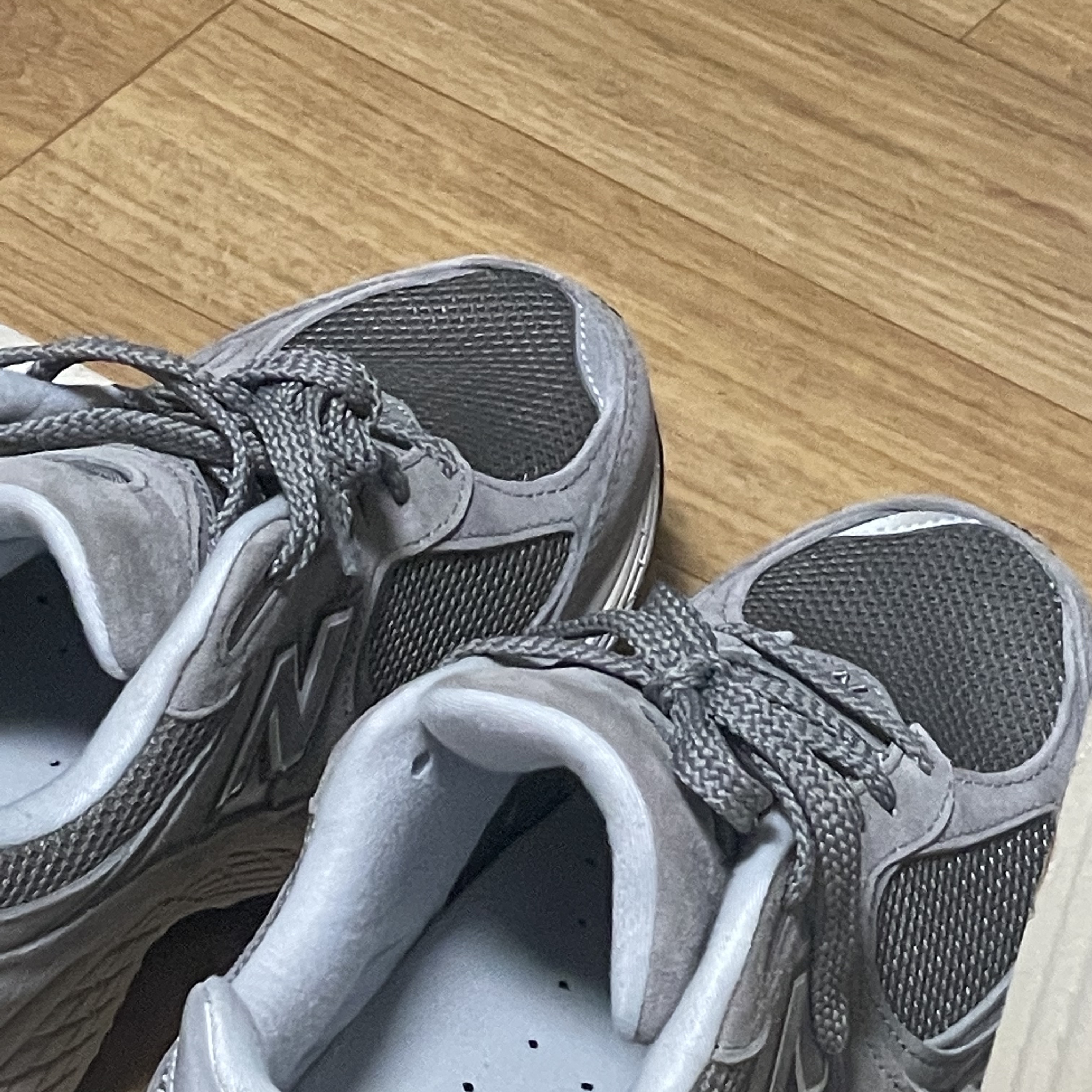 New Balance 2002R Grey 착용 스타일