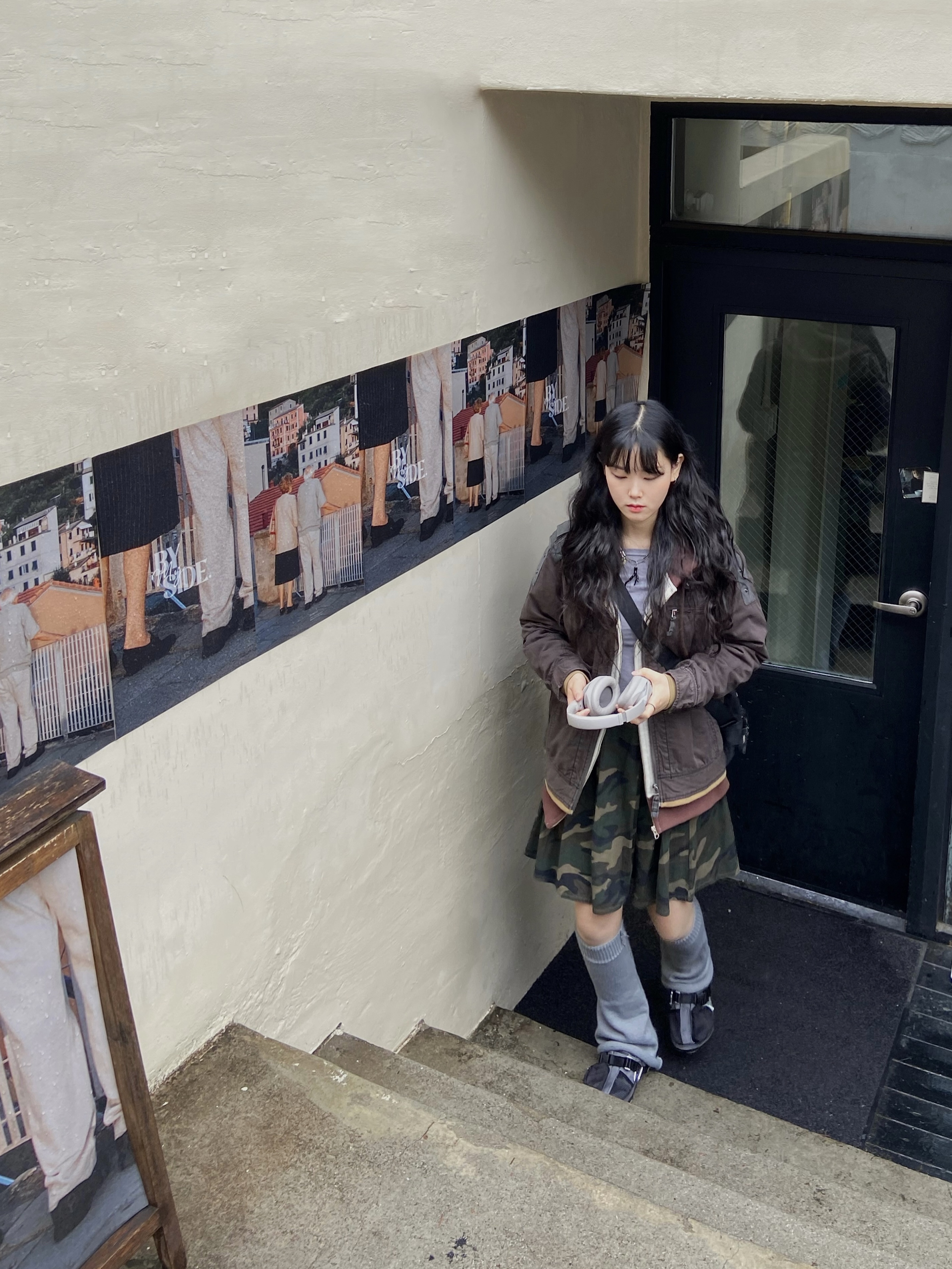 Sony WH-1000XM4 Platinum Silver (Korean Ver.), Crocs x Beams Classic All Terrain Mountain Parka Clog Grey 착용 스타일 - 1