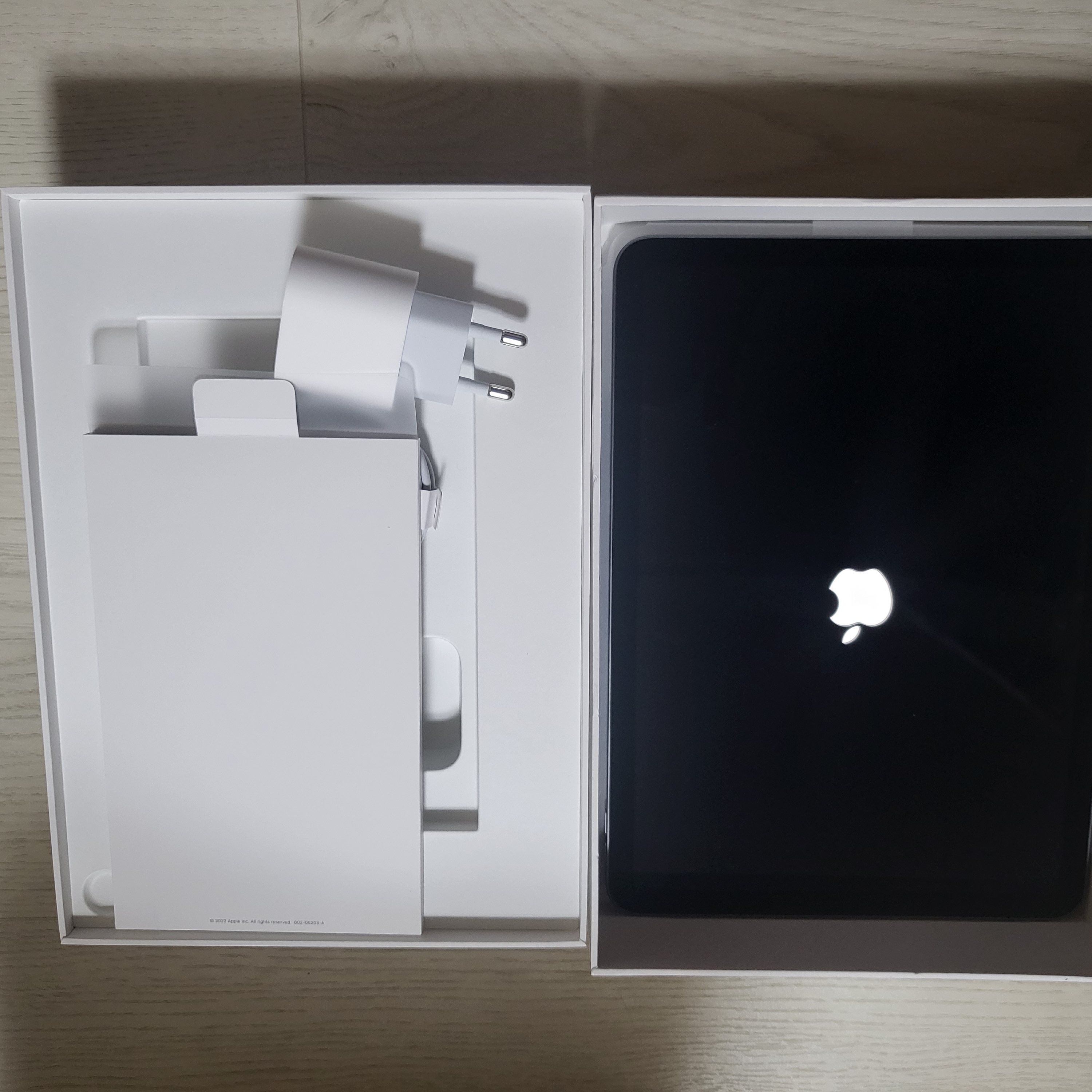 Apple iPad Air 5th Gen Wifi 64GB Space Gray (Korean Ver.) 착용 스타일 - 4