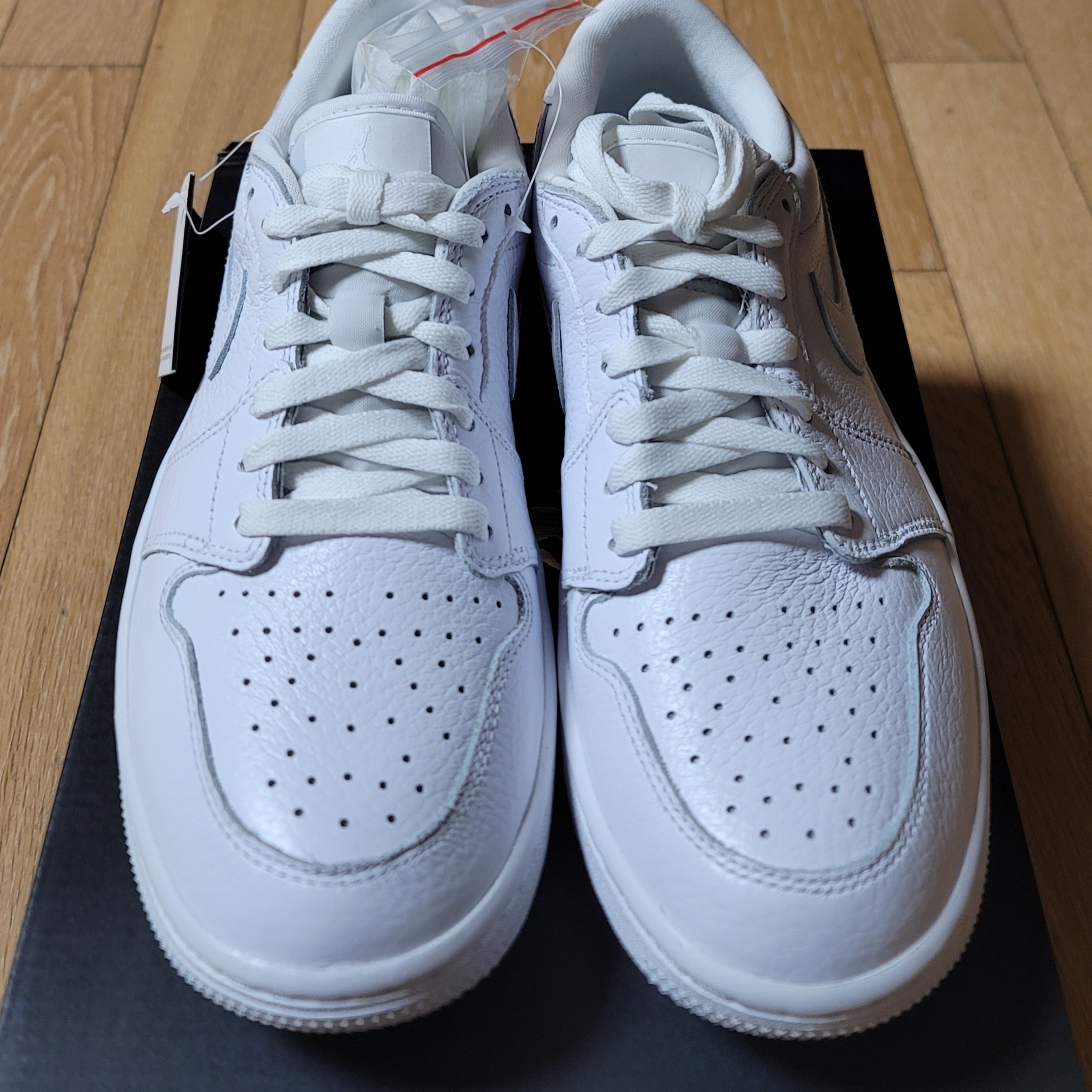 Jordan 1 Low Golf Triple White 착용 스타일 - 3