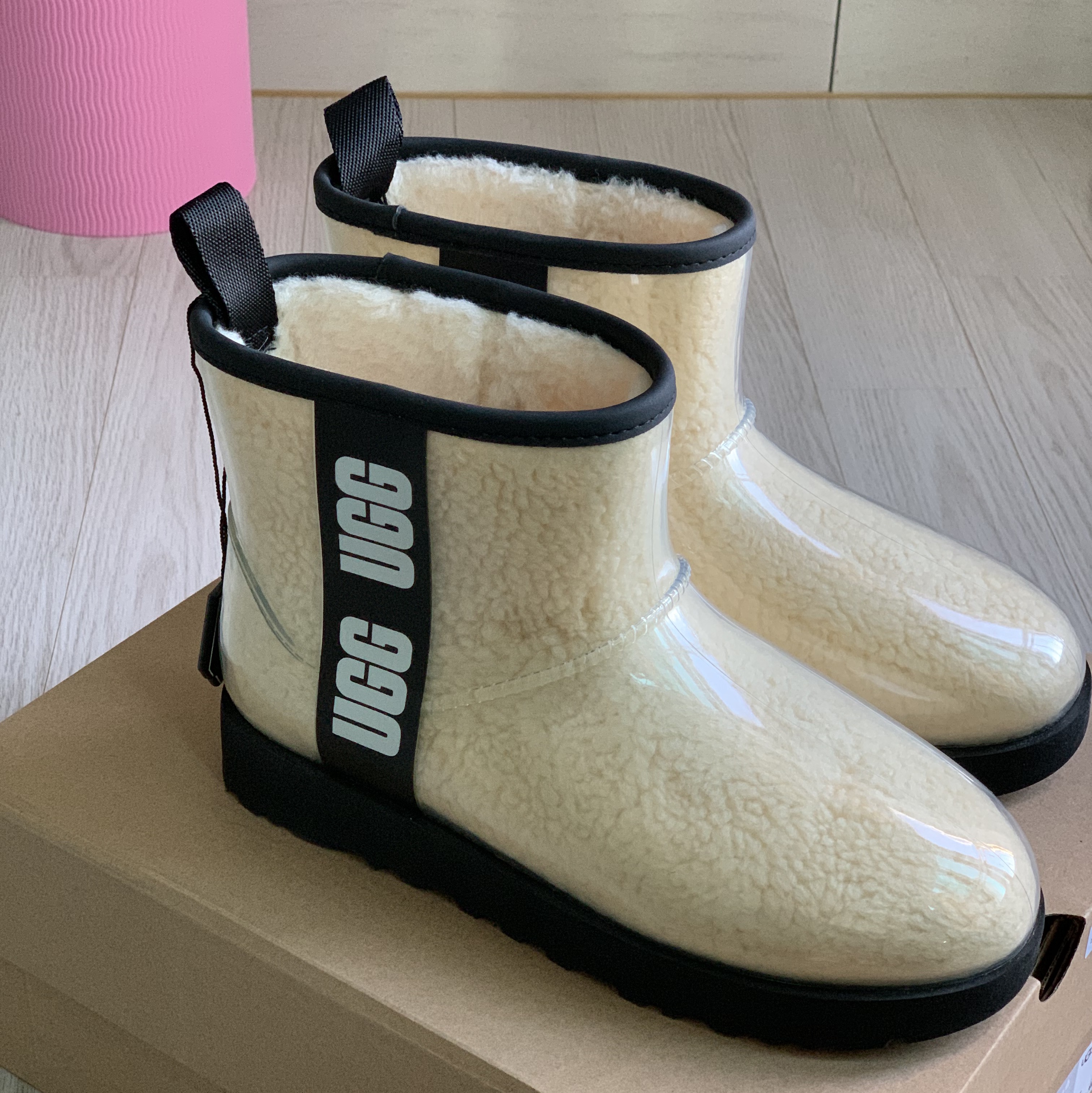 (W) UGG Classic Clear Mini Boots Natural Black 착용 스타일 - 3