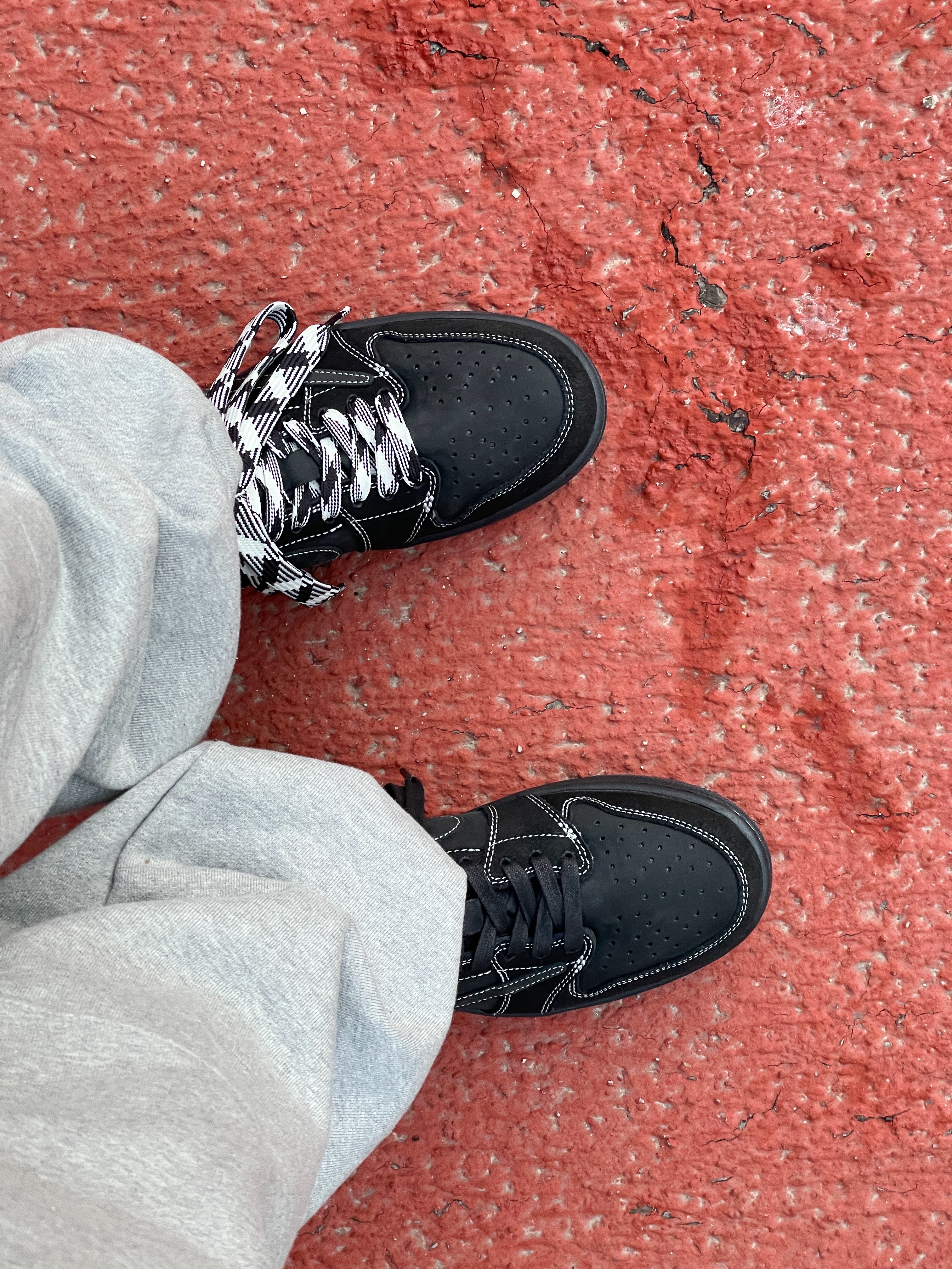 Jordan 1 x Travis Scott Retro Low OG SP Black Phantom 착용 스타일 - 5