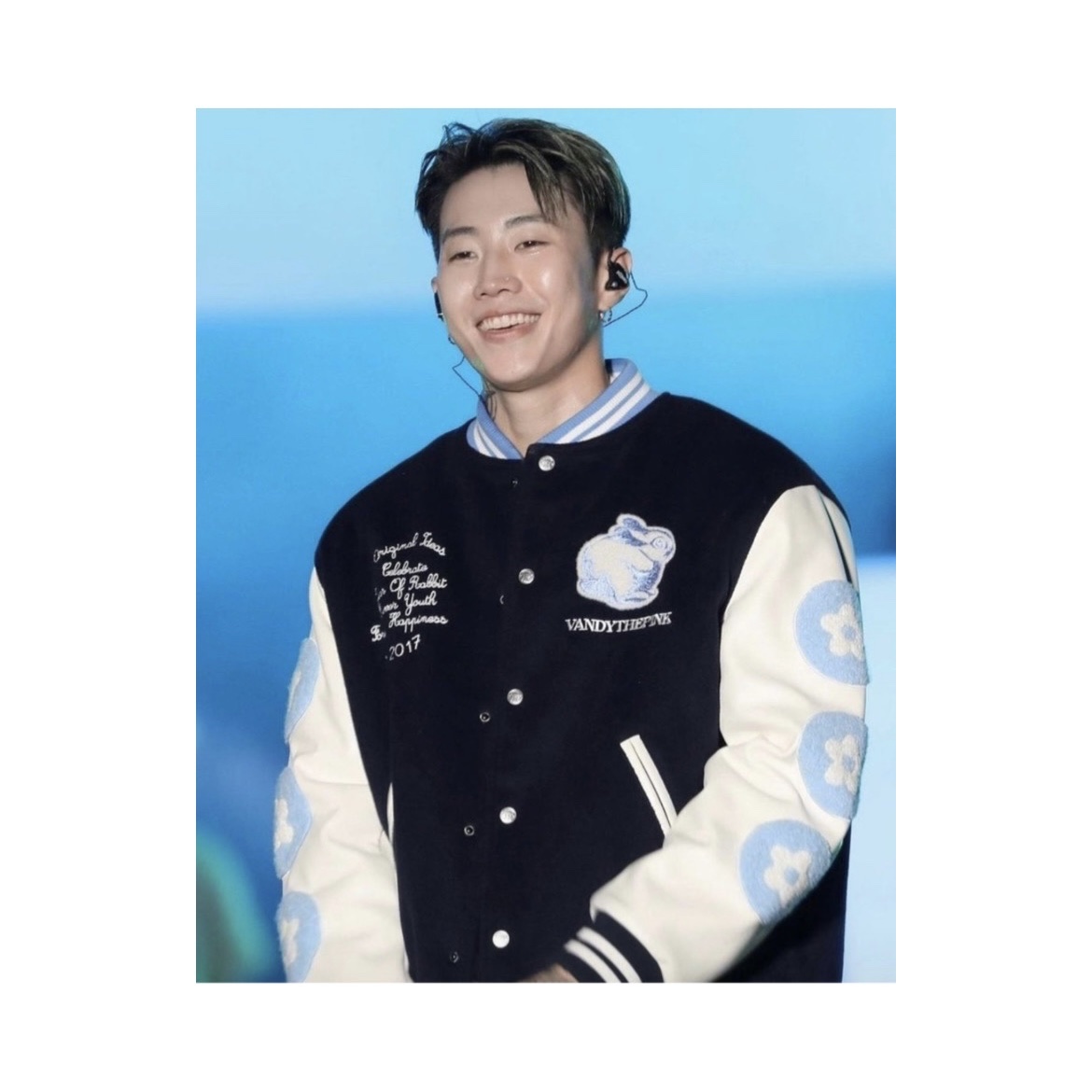 Vandy The Pink Rabbit Varsity Jacket 착용 스타일 - 1