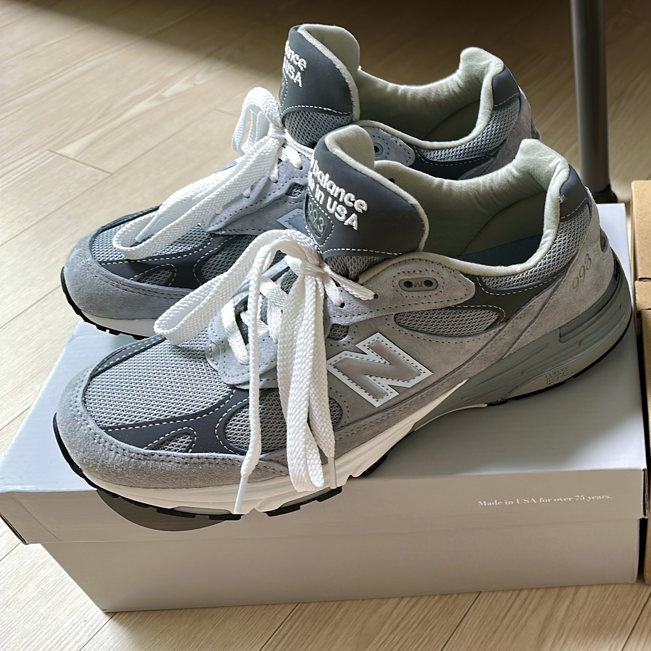 New Balance 993 Made in USA Grey - D Standard, Adidas Yeezy Boost 350 V2 Beluga - Reflective 착용 스타일 - 1