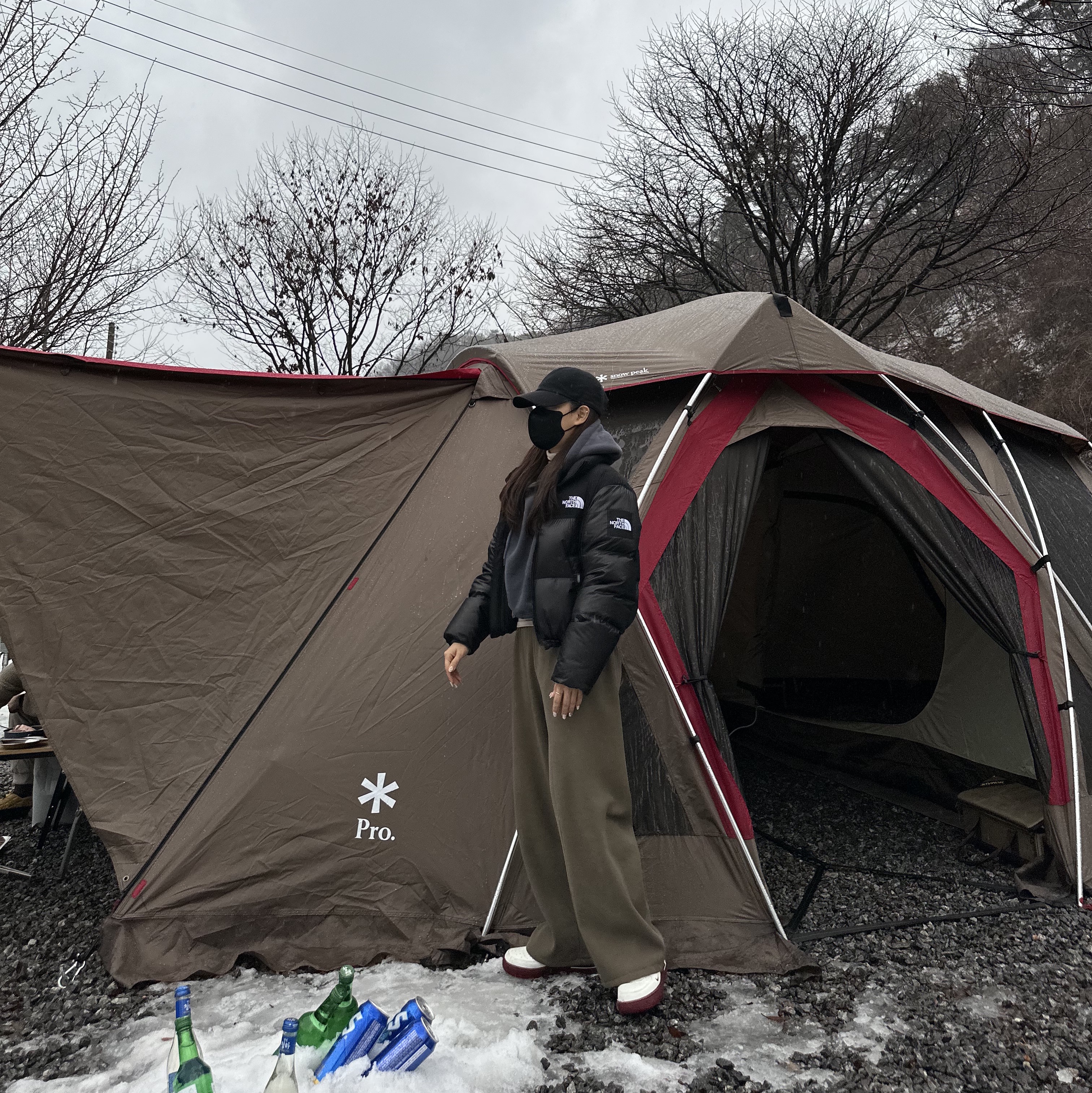 (W) The North Face White Label Novelty Nuptse Down Jacket Black, (W) Nike Air Force 1 '07 SE 40th Anniversary Join Forces Sail Team Red 착용 스타일 - 1