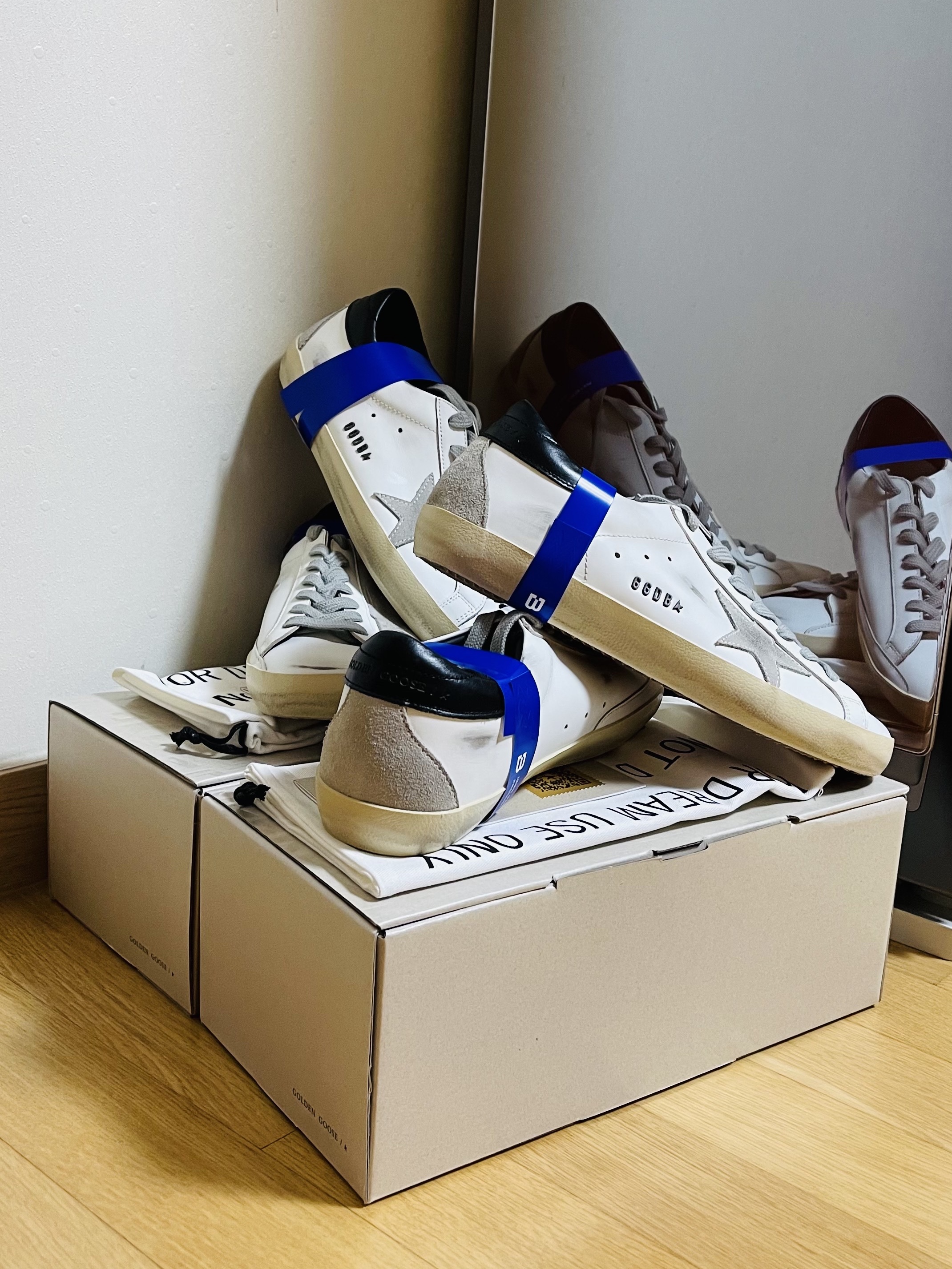 (W) Golden Goose Superstar White Black Heel Tab Sneakers, Golden Goose Stardan White Black Heel Tab Sneakers 착용 스타일