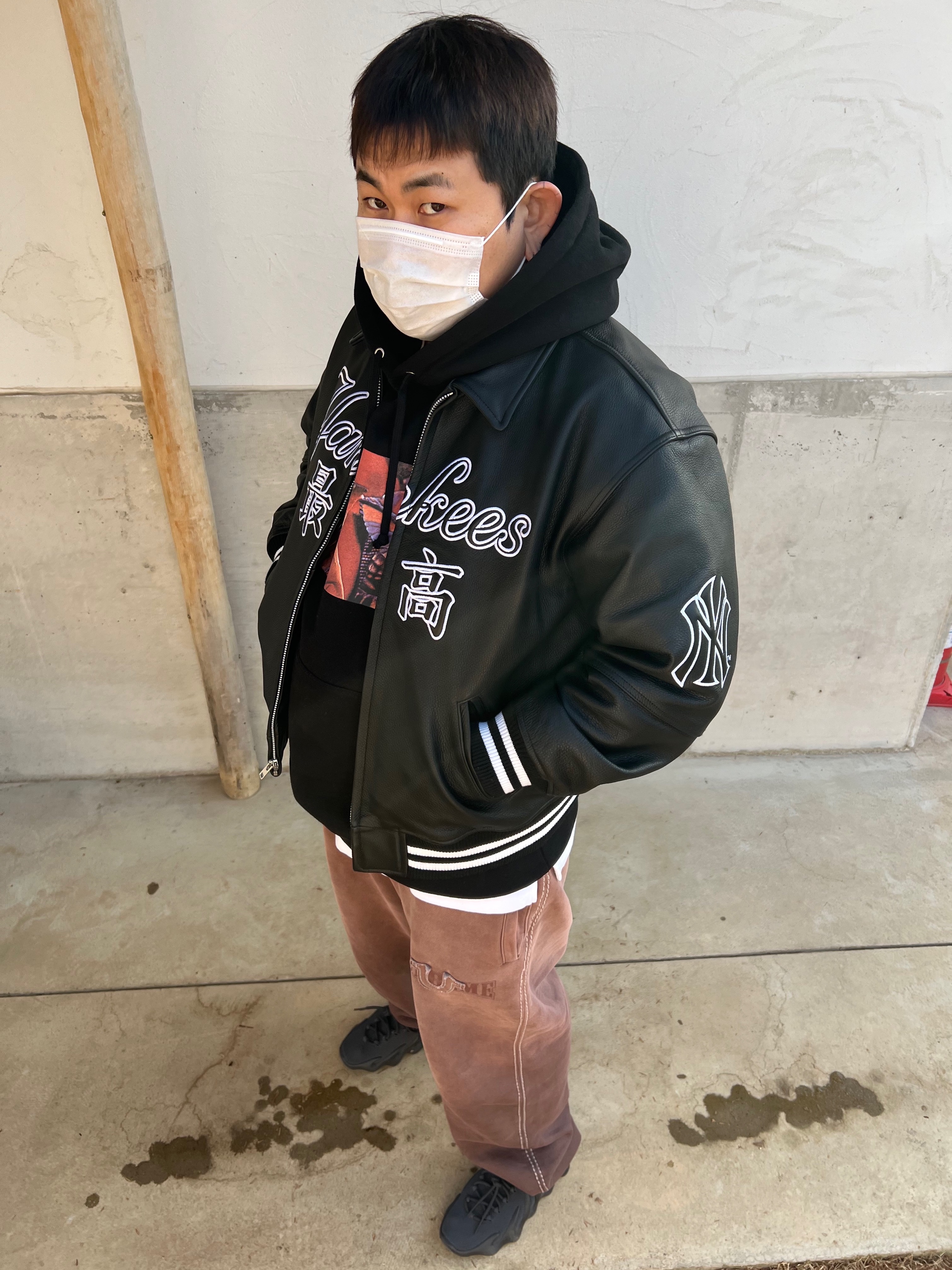 Supreme x New York Yankees Kanji Leather Varsity Jacket Black - 22FW, Supreme Gremlins Hooded Sweatshirt Black - 22FW 착용 스타일