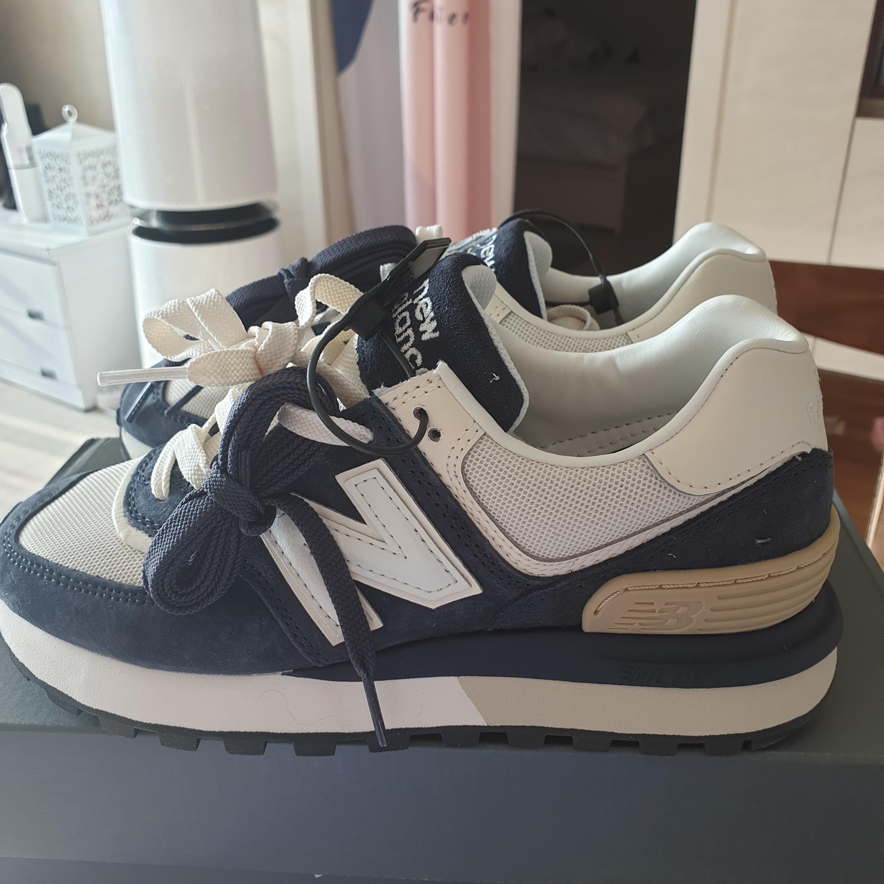 New Balance 574 Legacy Navy Blue 착용 스타일