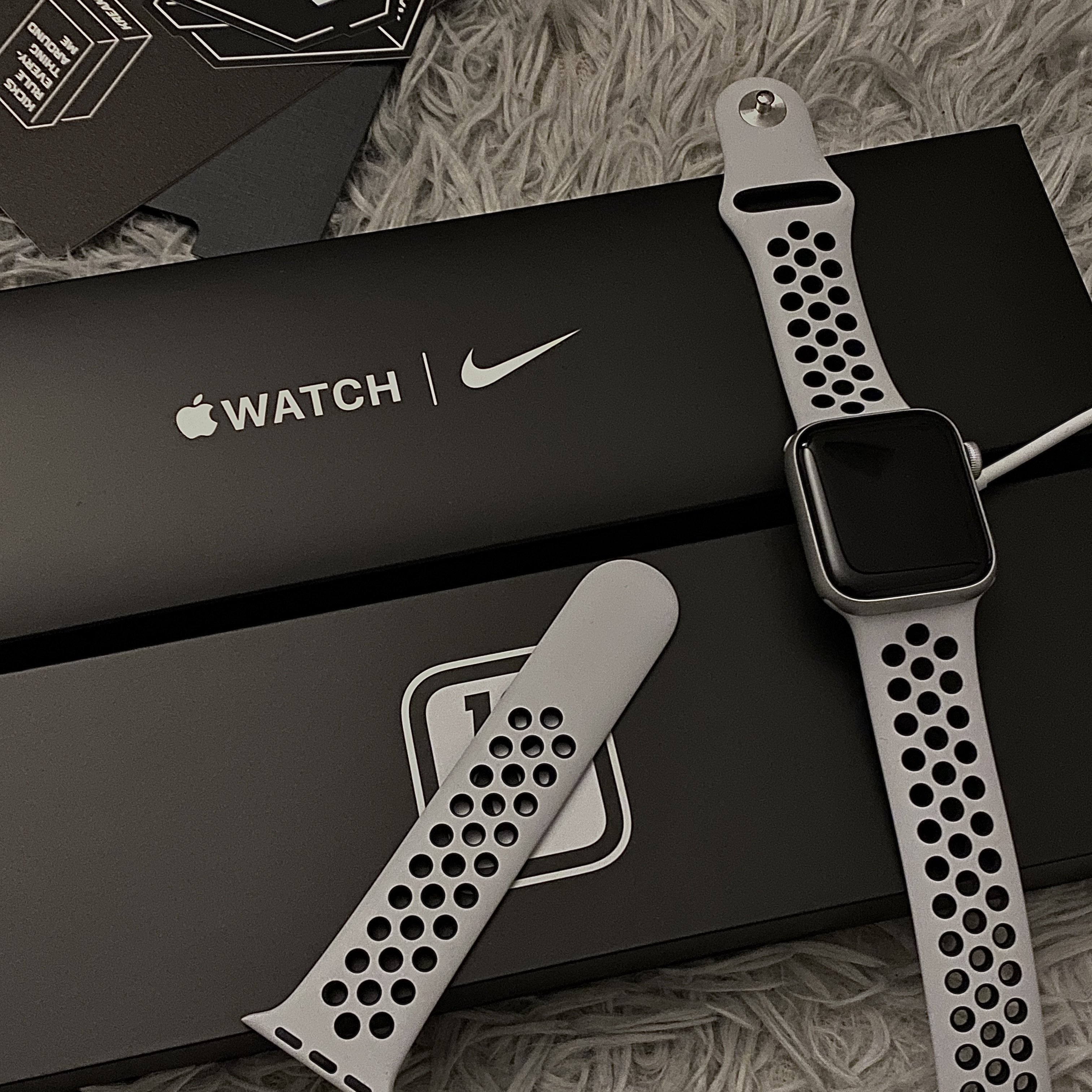 Apple Watch Nike SE 40mm GPS Silver Aluminum Case with Nike Sport Band USB C Pure Platinum Black (Korean Ver.) 착용 스타일