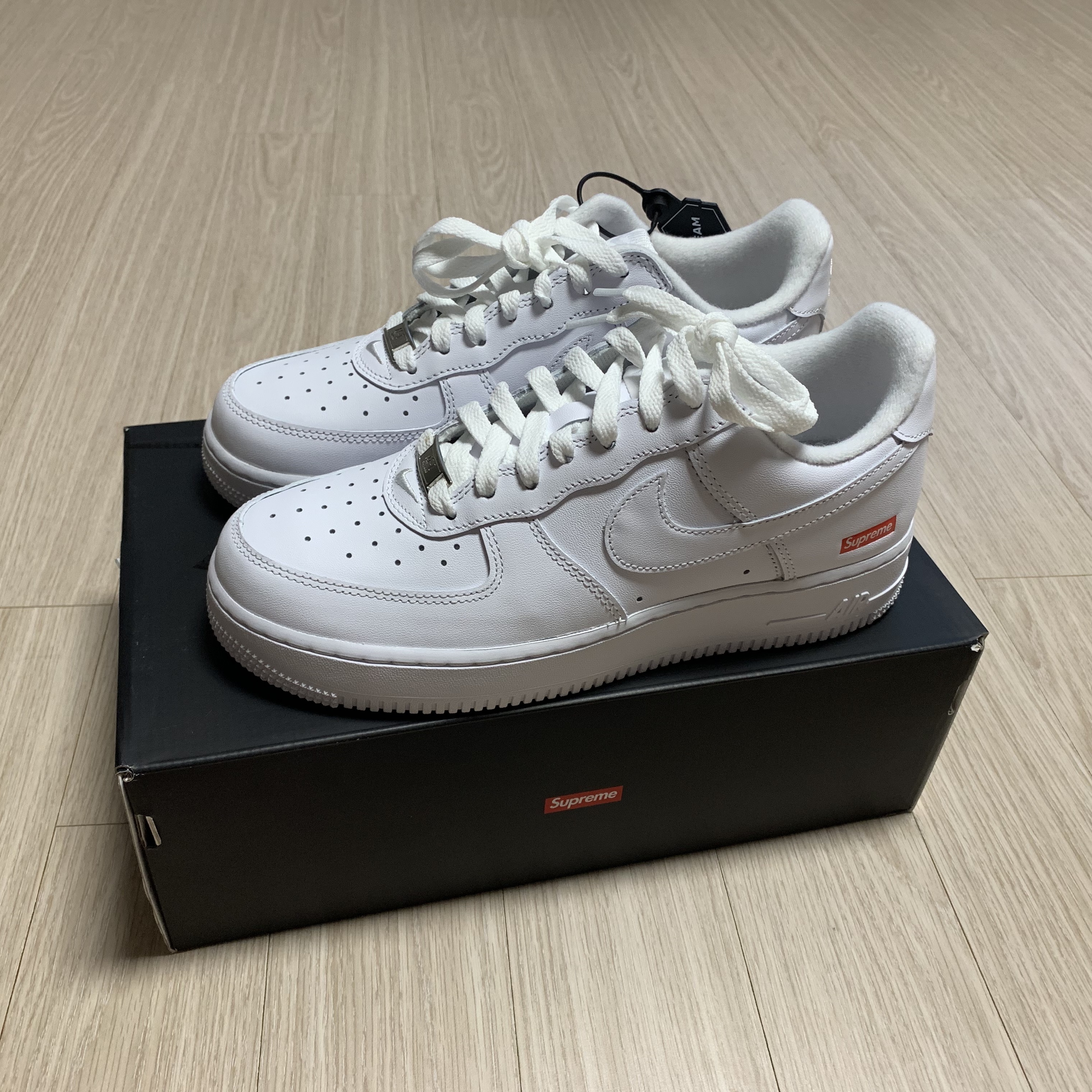 Nike x Supreme Air Force 1 Low White 착용 스타일 - 1