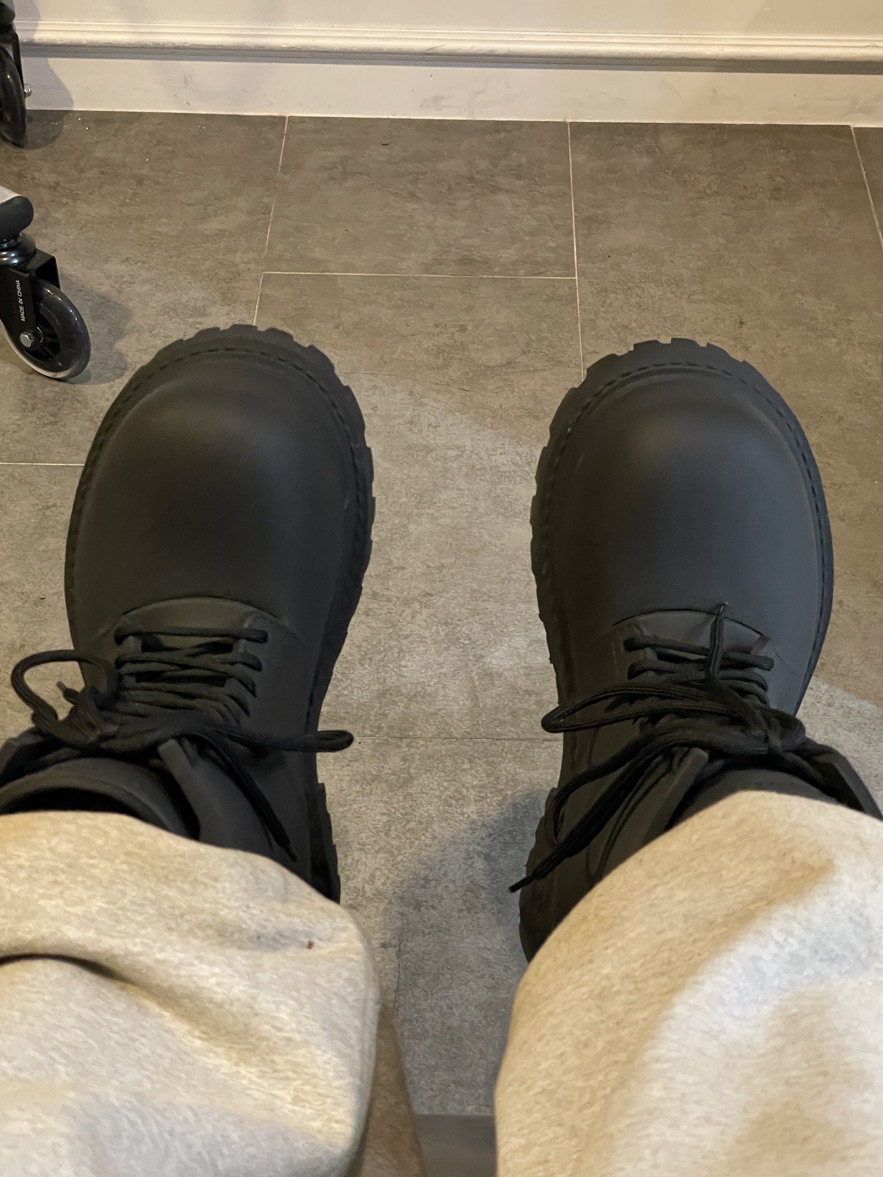 Balenciaga XL Army Boots Full Eva Black 착용 스타일 - 2