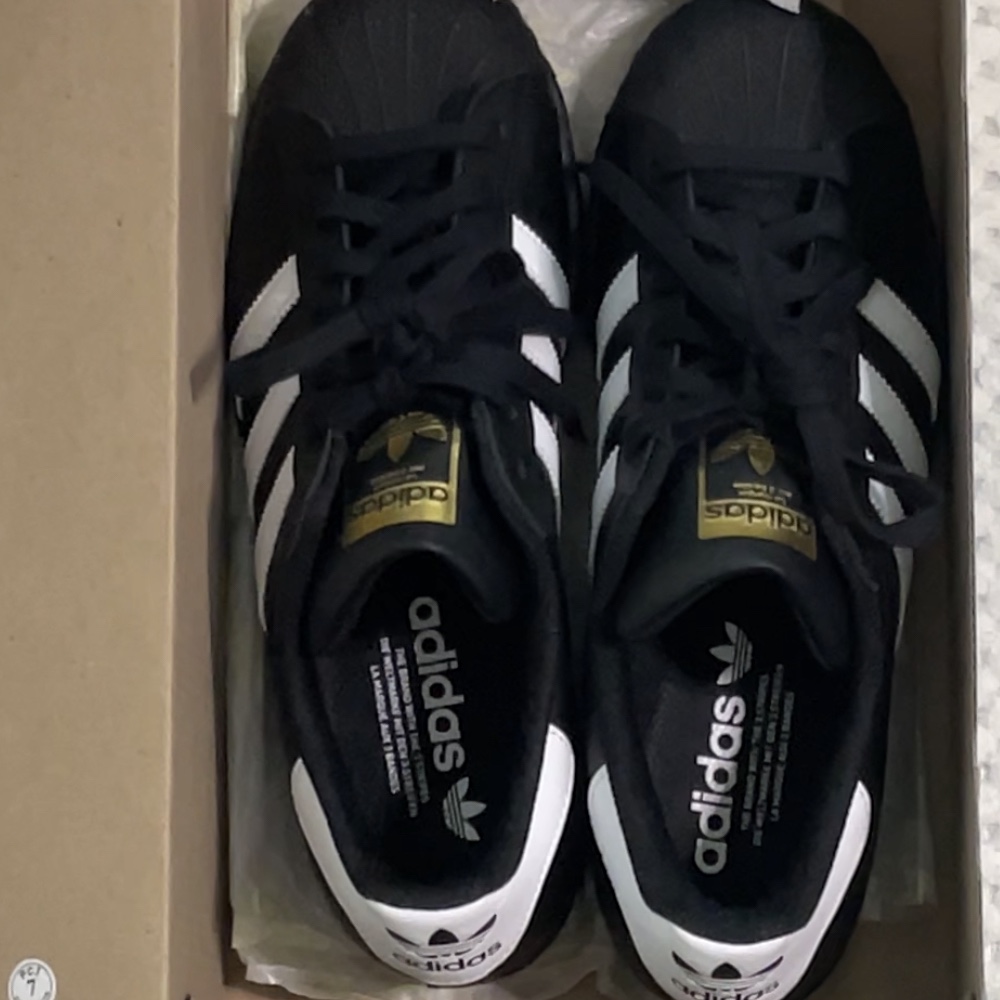 Adidas Superstar Core Black White 착용 스타일
