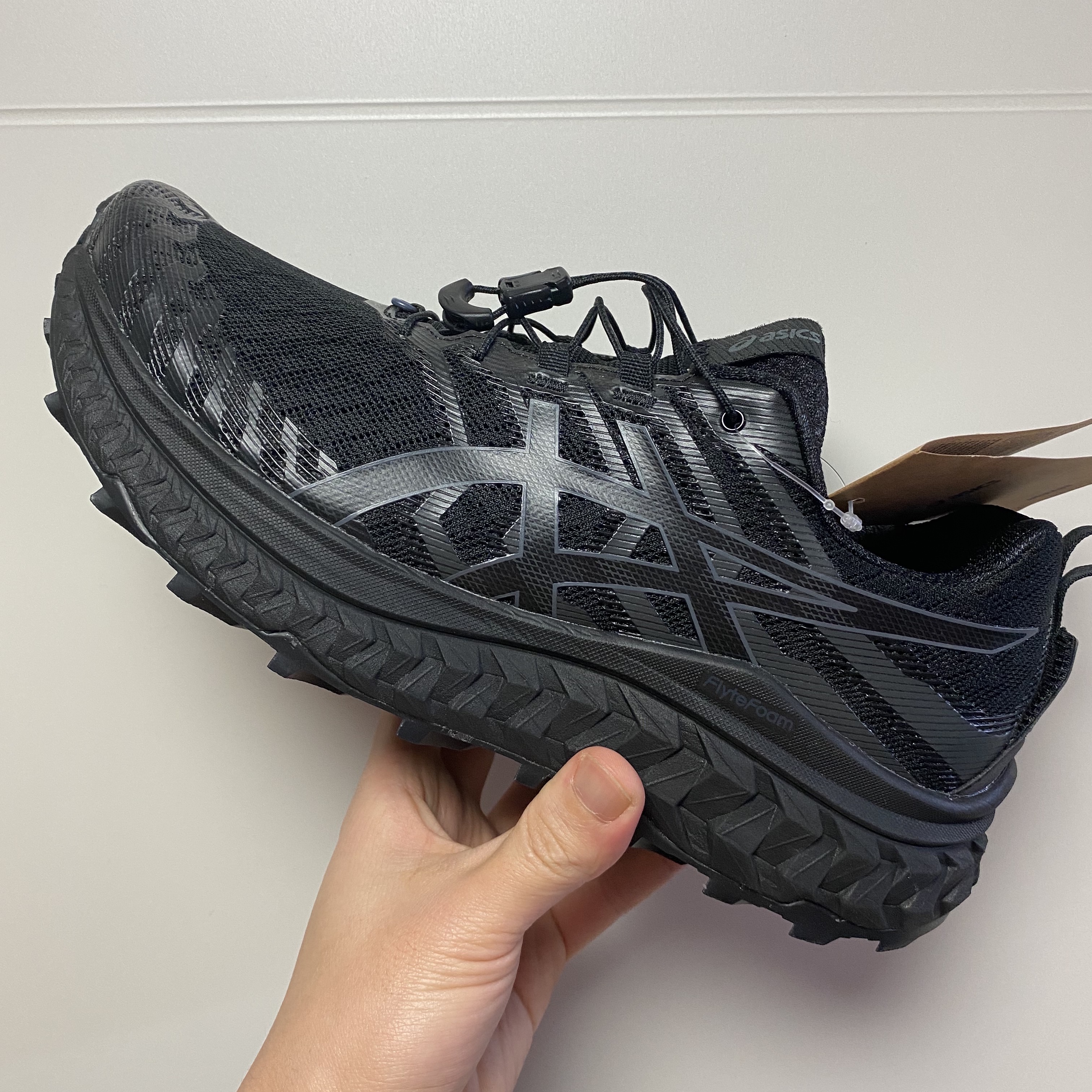 Asics Trabuco Max Black 착용 스타일