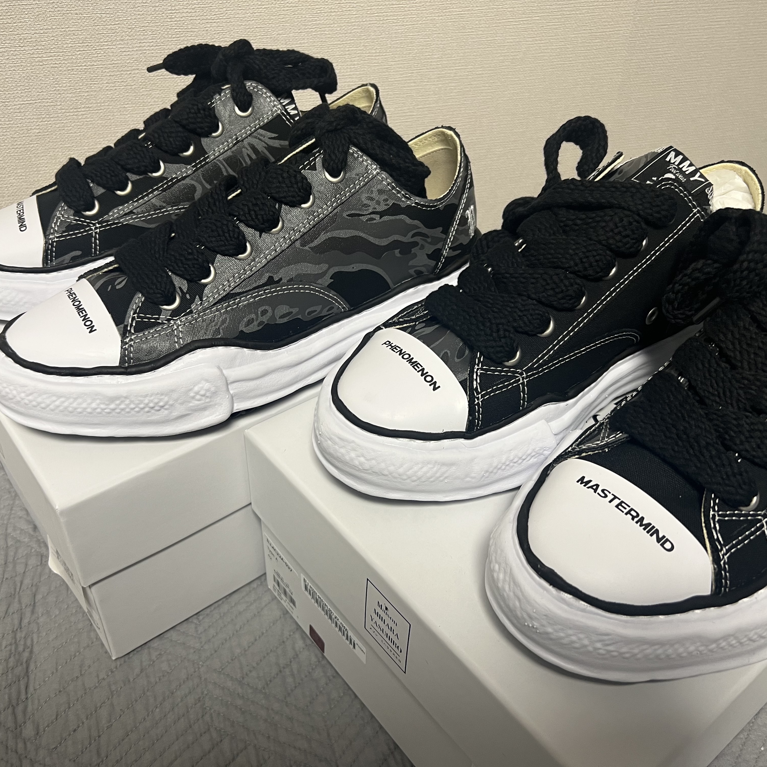 Maison Mihara Yasuhiro x Mastermind x Phenomenon Peterson OG Sole Canvas Low-top Sneakers Black Type A, Maison Mihara Yasuhiro x Mastermind x Phenomenon Peterson OG Sole Canvas Low-top Sneakers Black Type B 착용 스타일 - 1