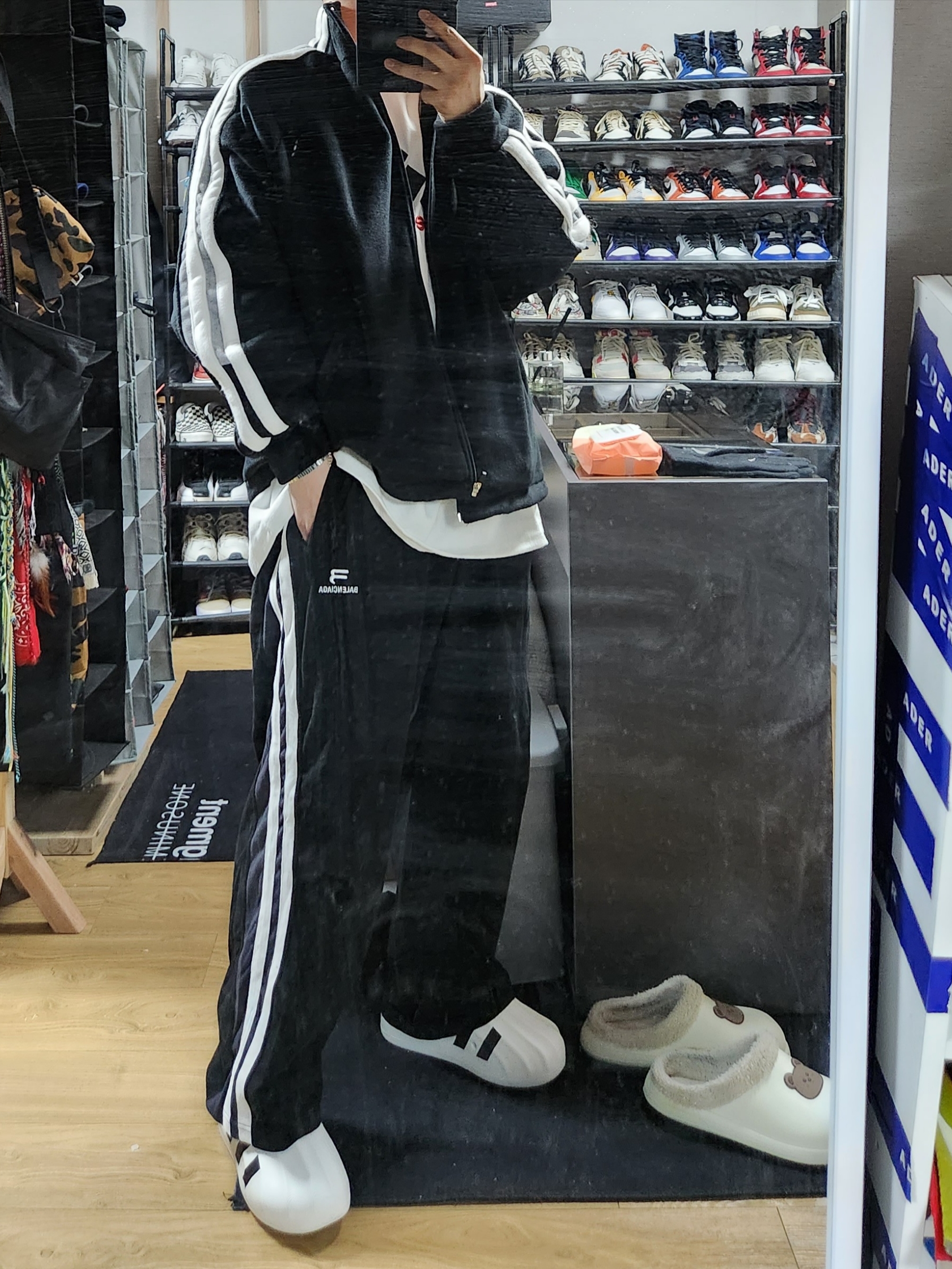 Adidas Adifom Superstar Core White, Balenciaga Sporty B Track Pants Black 착용 스타일 - 2
