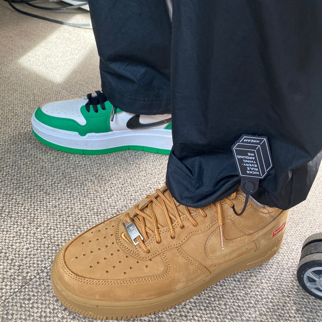 Nike x Supreme Air Force 1 Low Flax, (W) Jordan 1 Elevate Low SE Lucky Green 착용 스타일