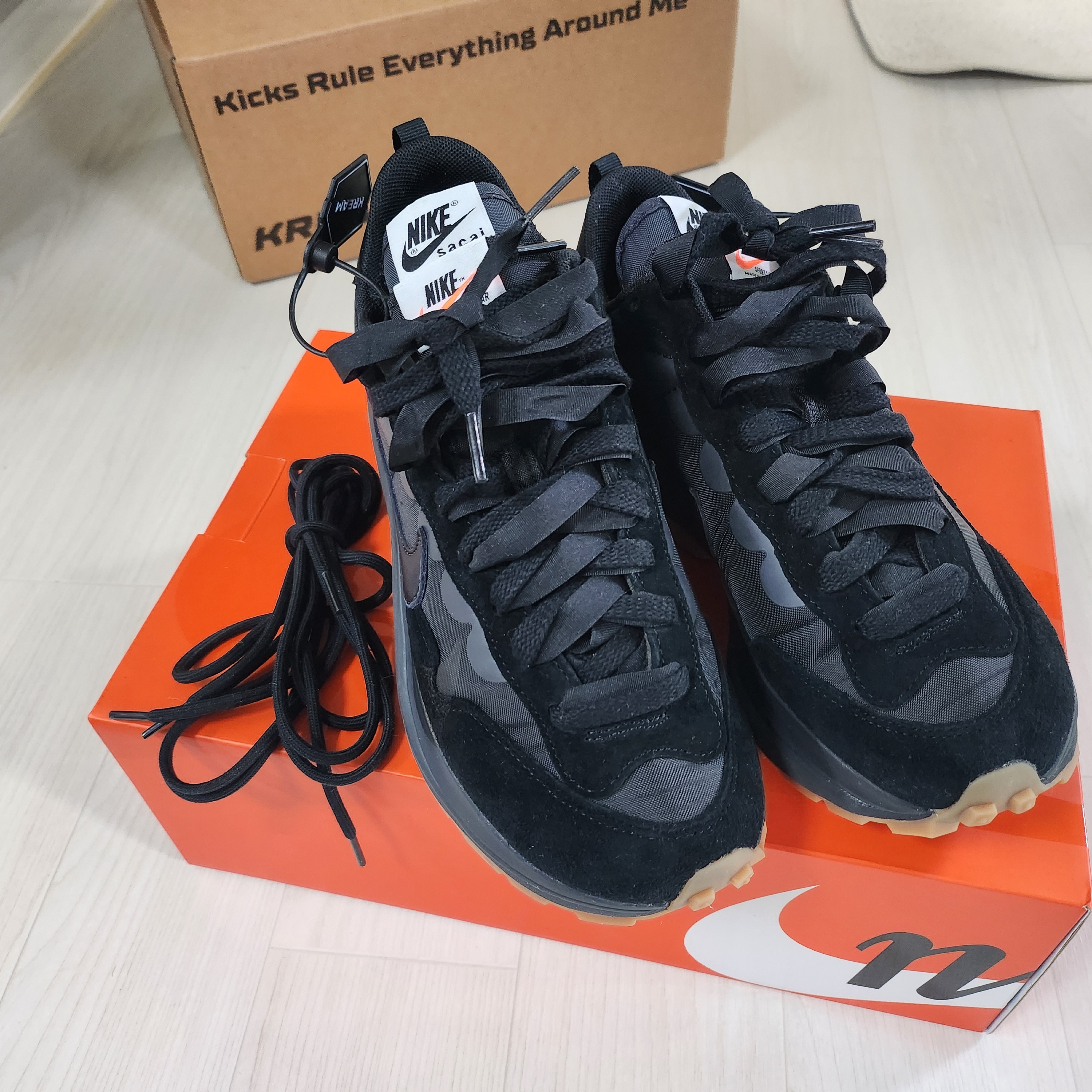 Nike x Sacai VaporWaffle Black and Gum 착용 스타일