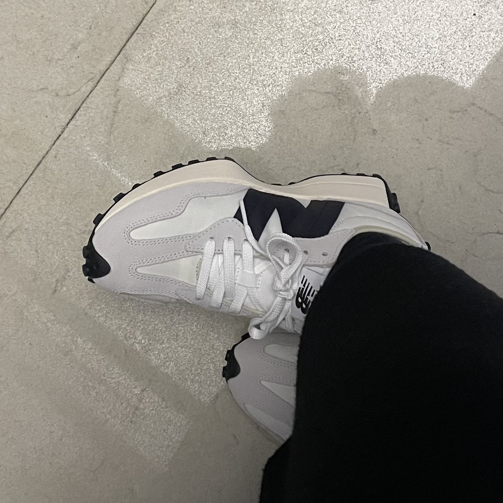 New Balance 327 White Black 착용 스타일 - 2