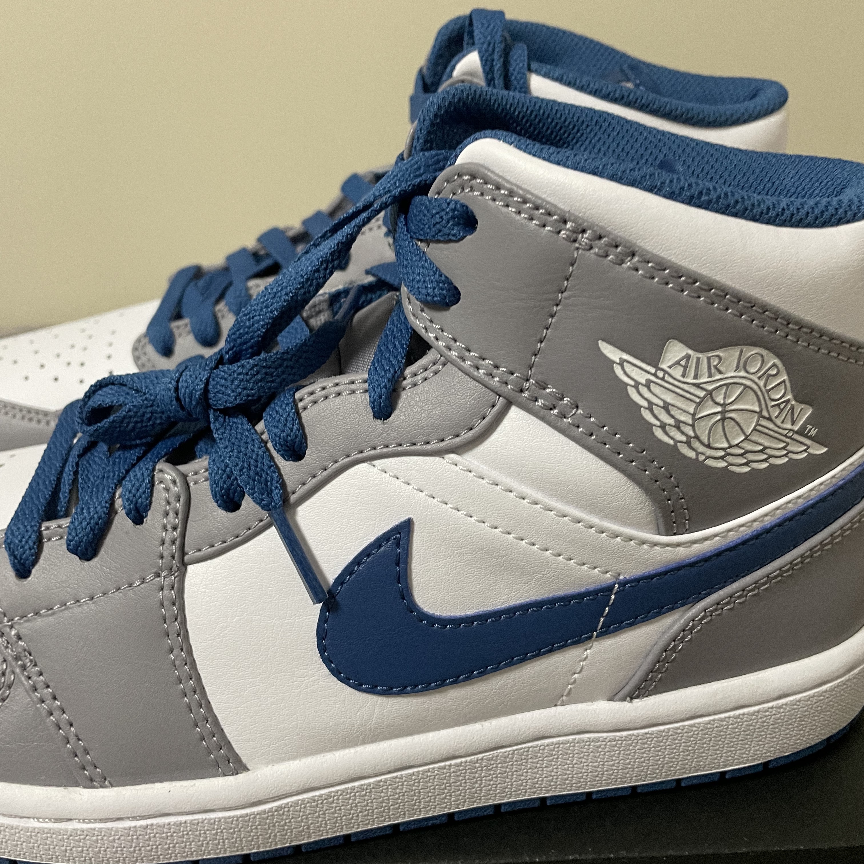 Jordan 1 Mid Cement Grey True Blue 착용 스타일 - 4