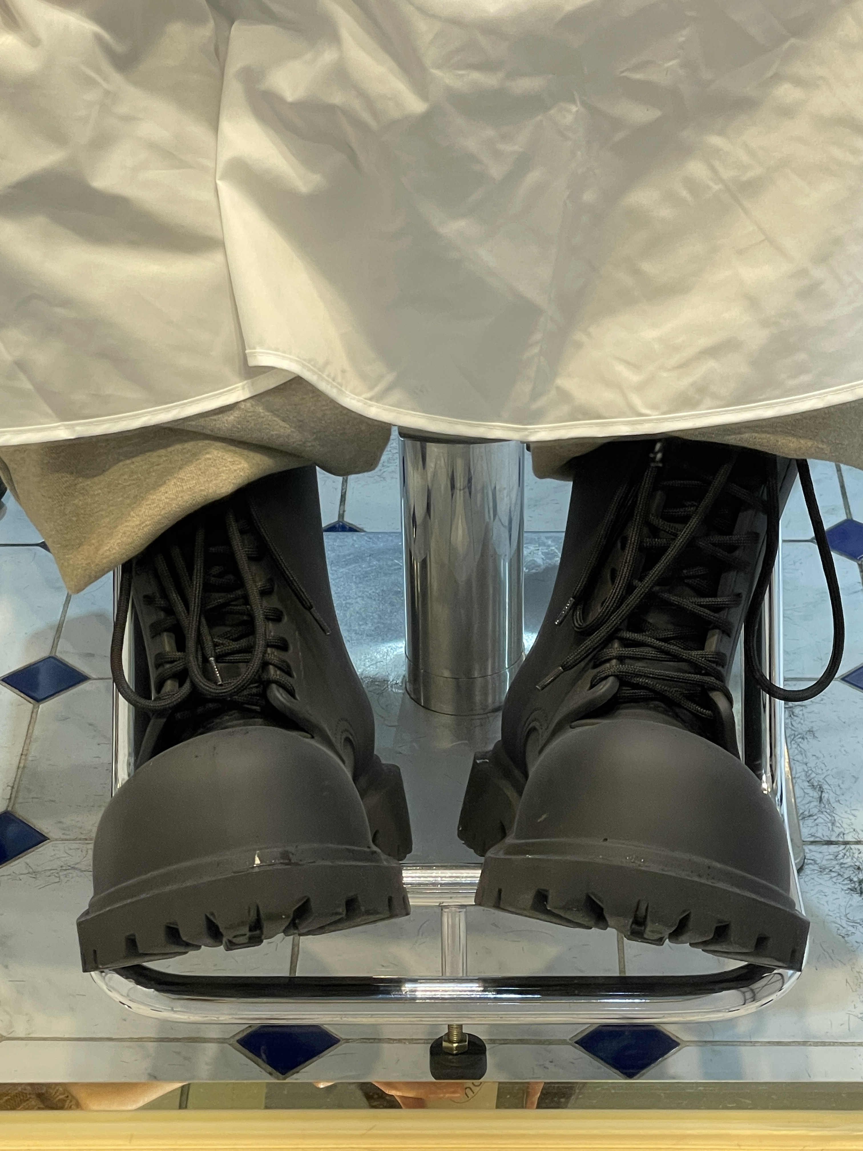 Balenciaga XL Army Boots Full Eva Black 착용 스타일 - 1