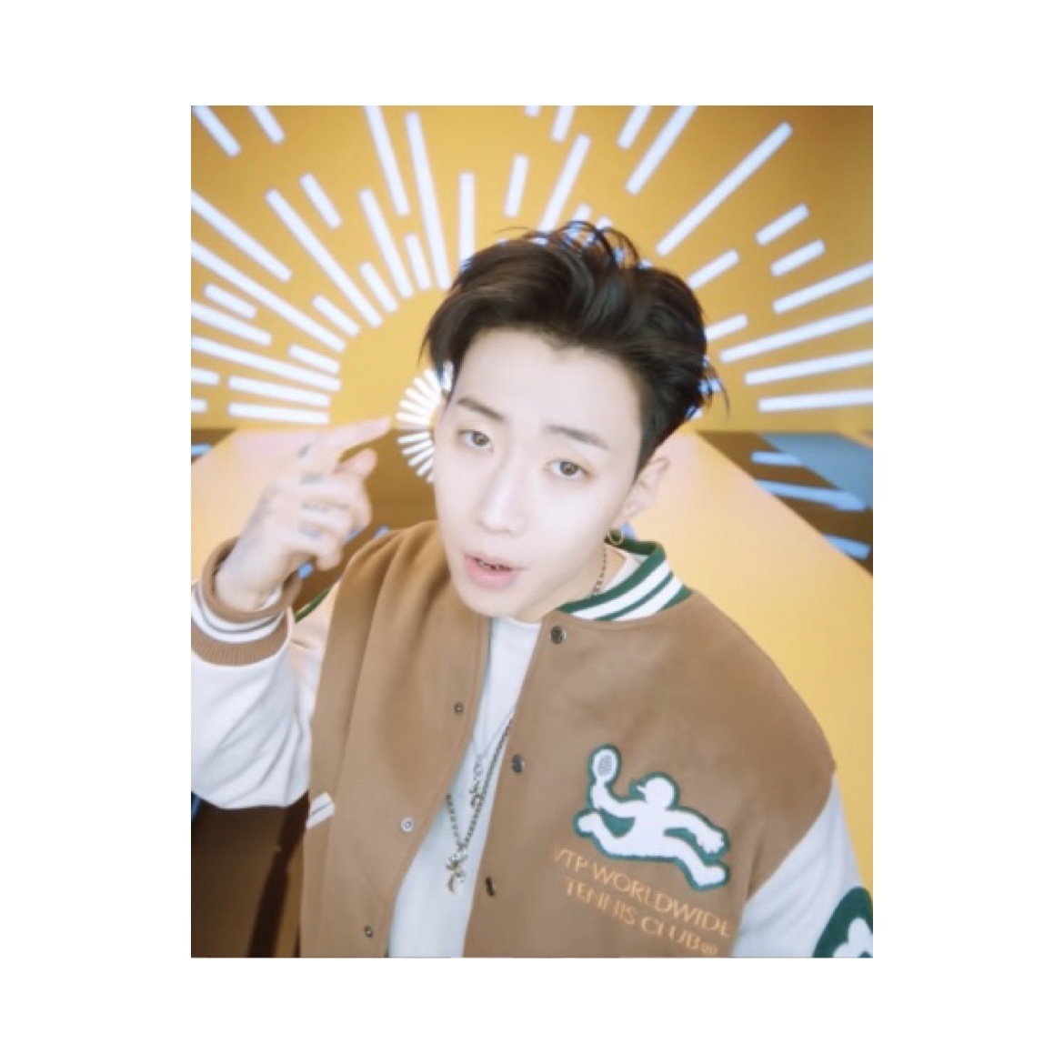 Vandy The Pink Tennis Varsity Jacket 착용 스타일 - 2