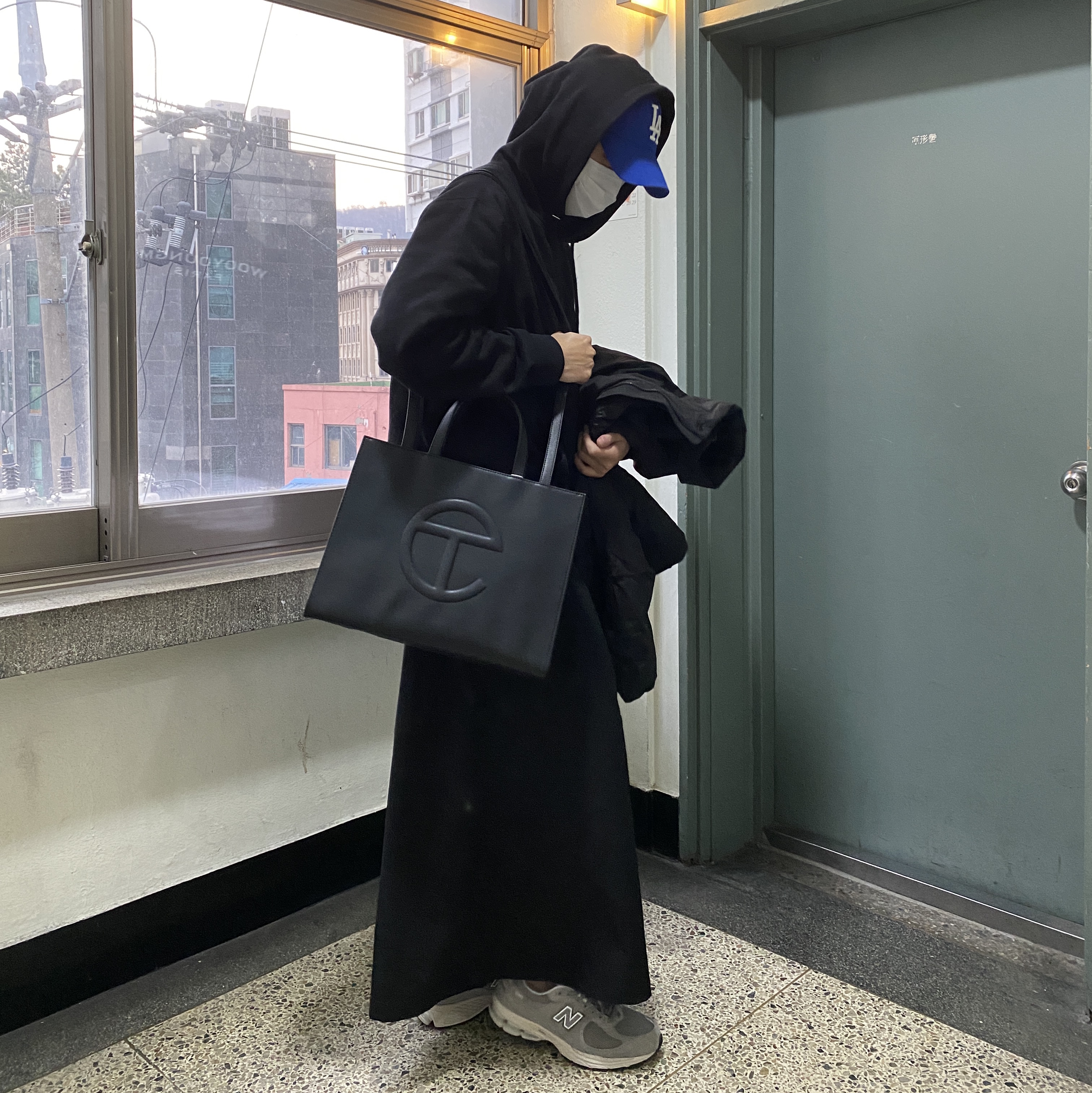 Telfar Medium Shopping Bag Black, New Balance 2002R Grey 착용 스타일