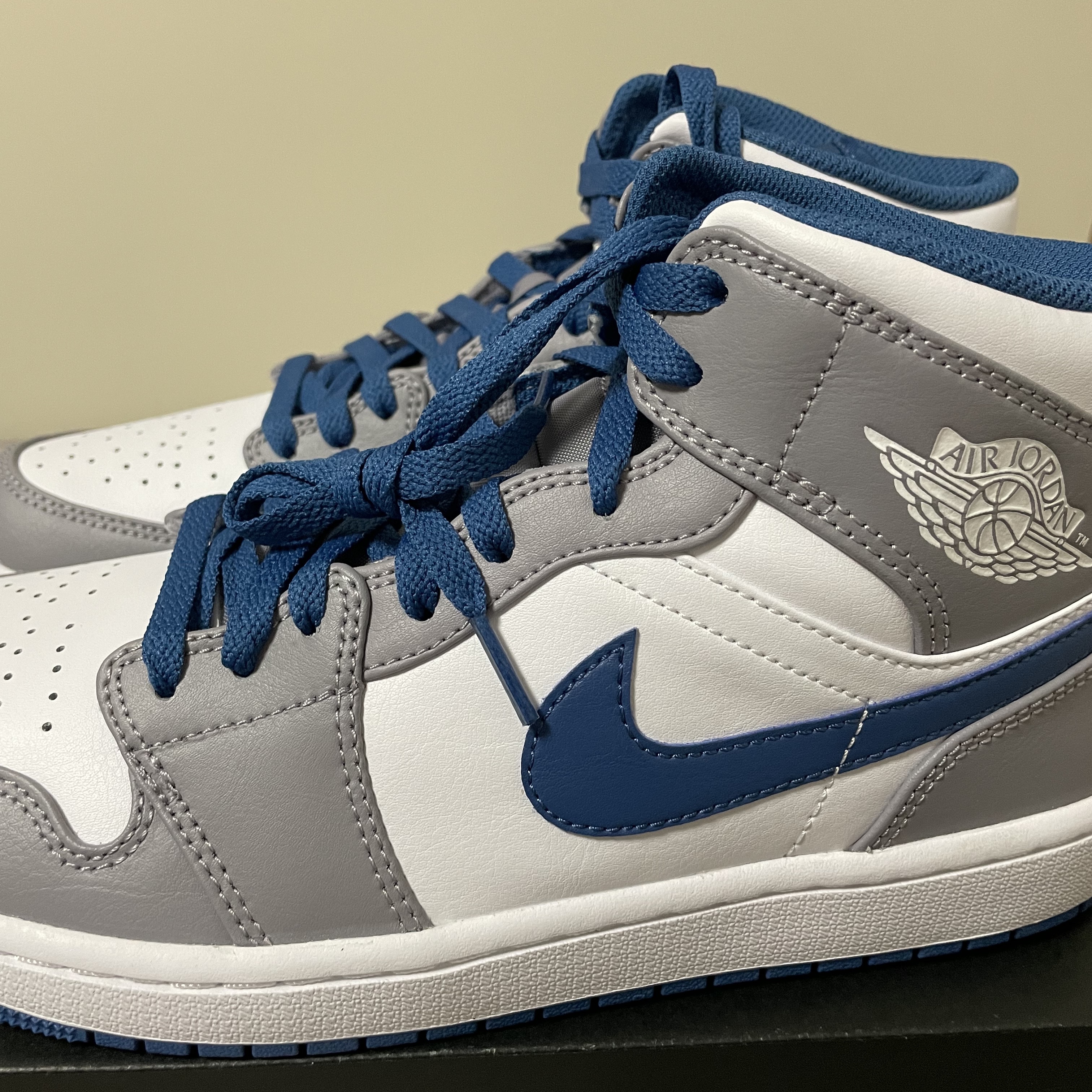Jordan 1 Mid Cement Grey True Blue 착용 스타일 - 1