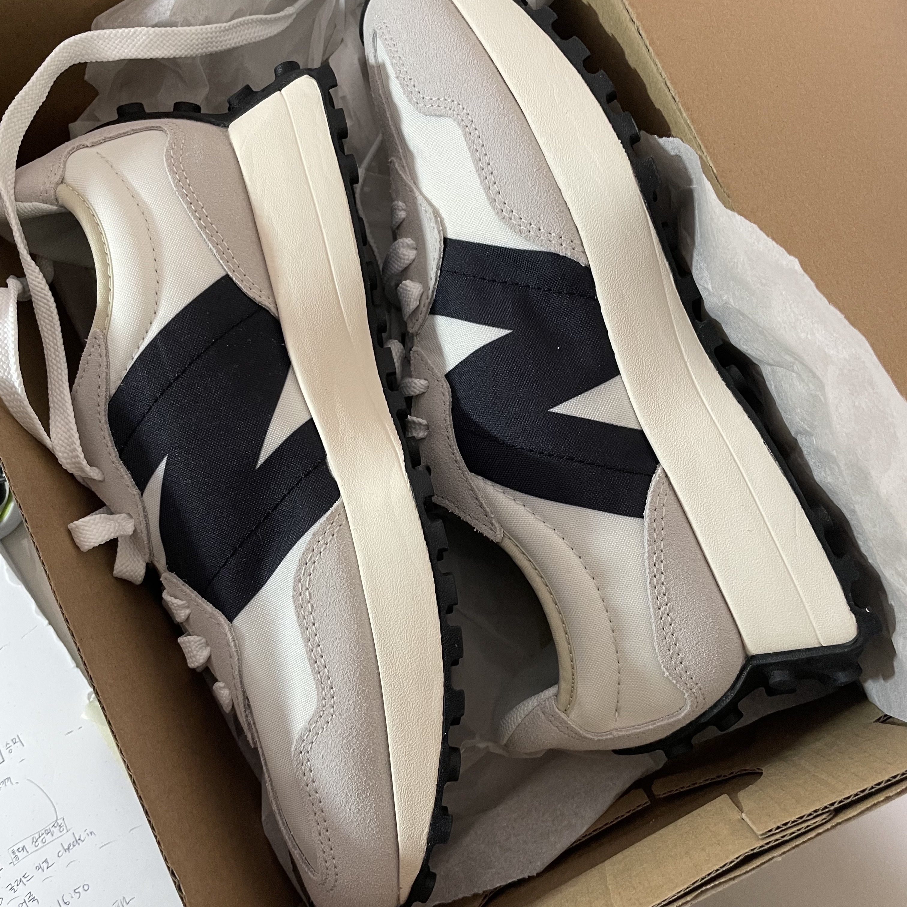 New Balance 327 White Black 착용 스타일 - 1
