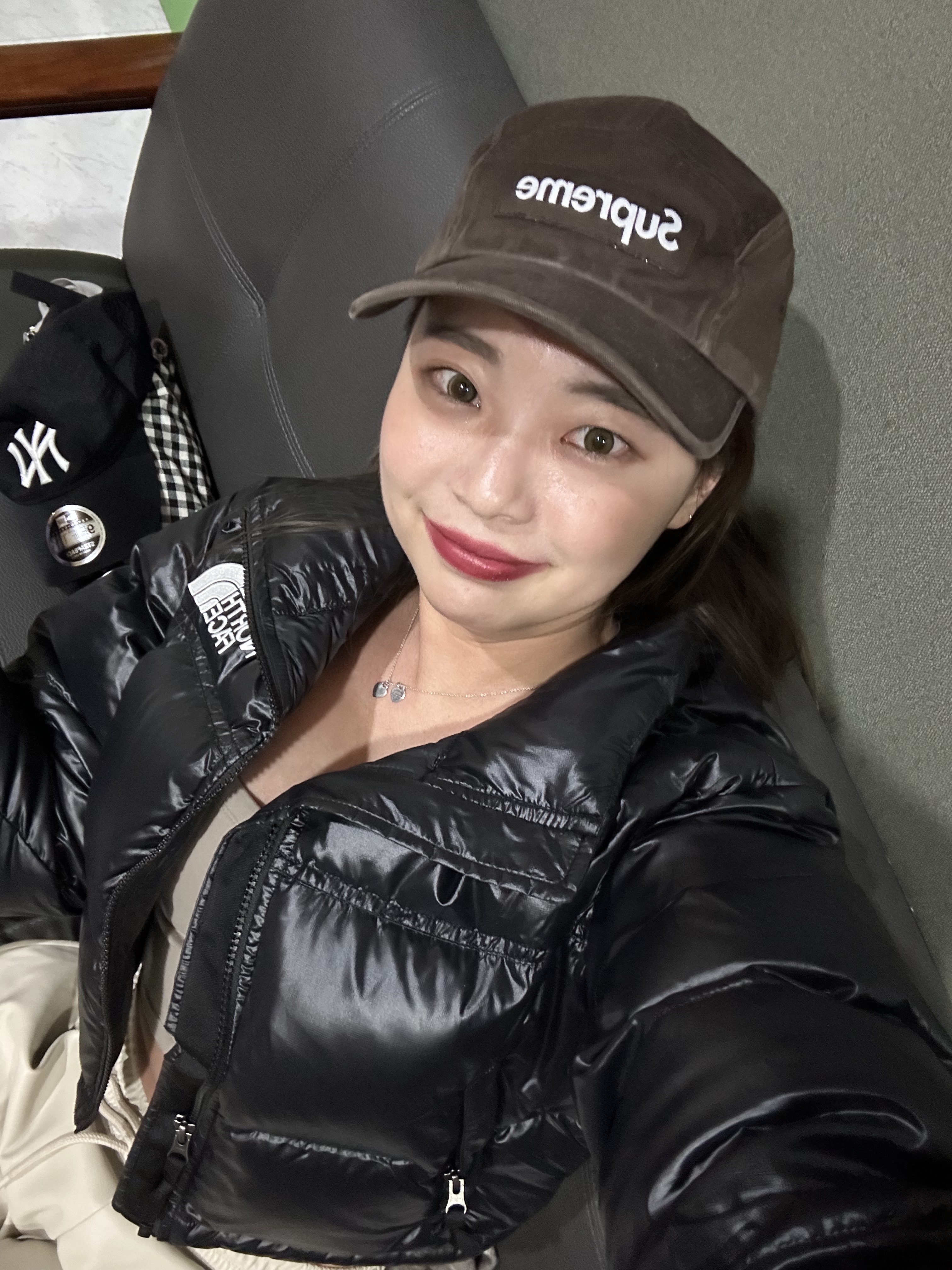 (W) The North Face Nuptse Short Jacket TNF Black, Lemaire Small Croissant Bag Soft Nappa Leather Black 착용 스타일 - 4