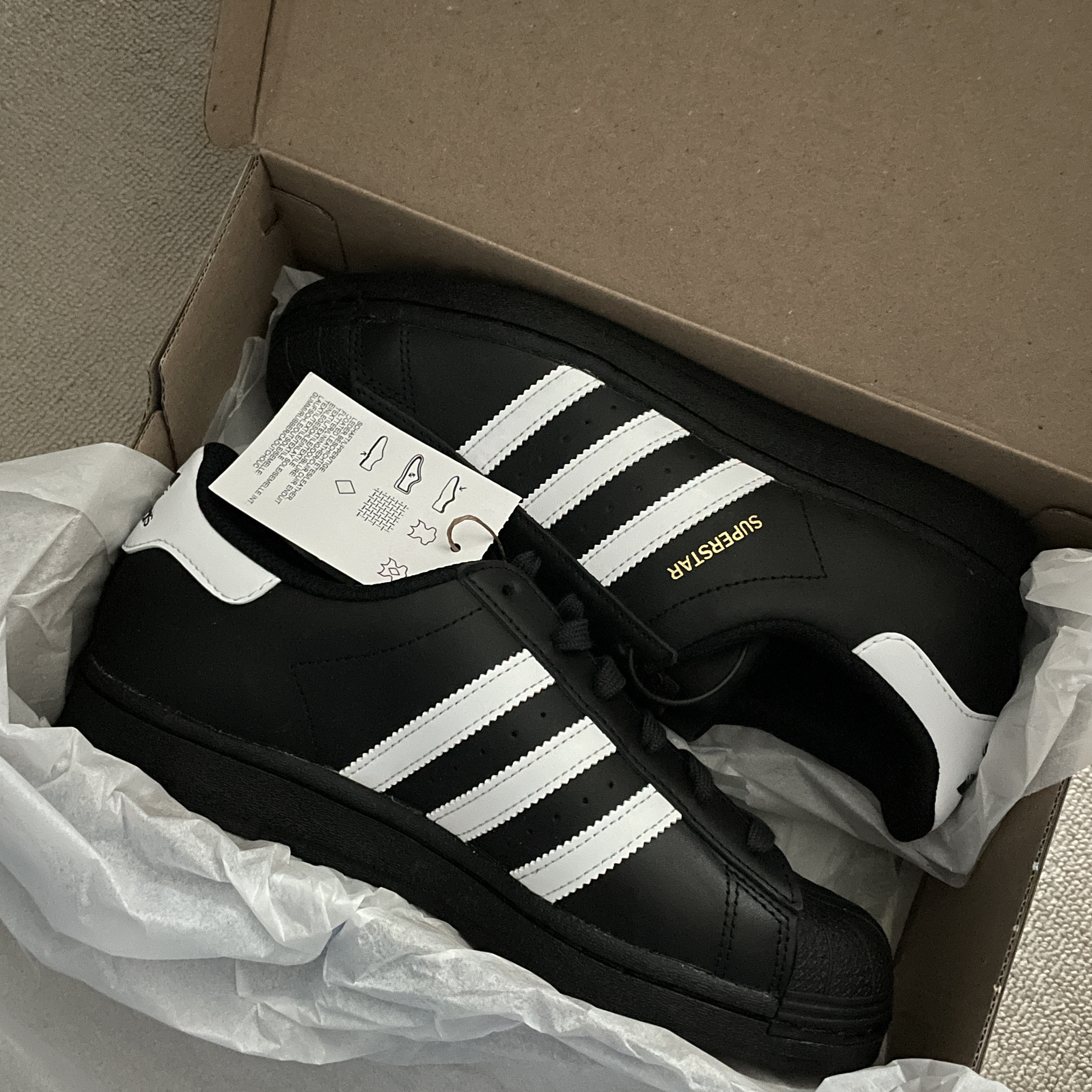 Adidas Superstar Core Black White 착용 스타일 - 1