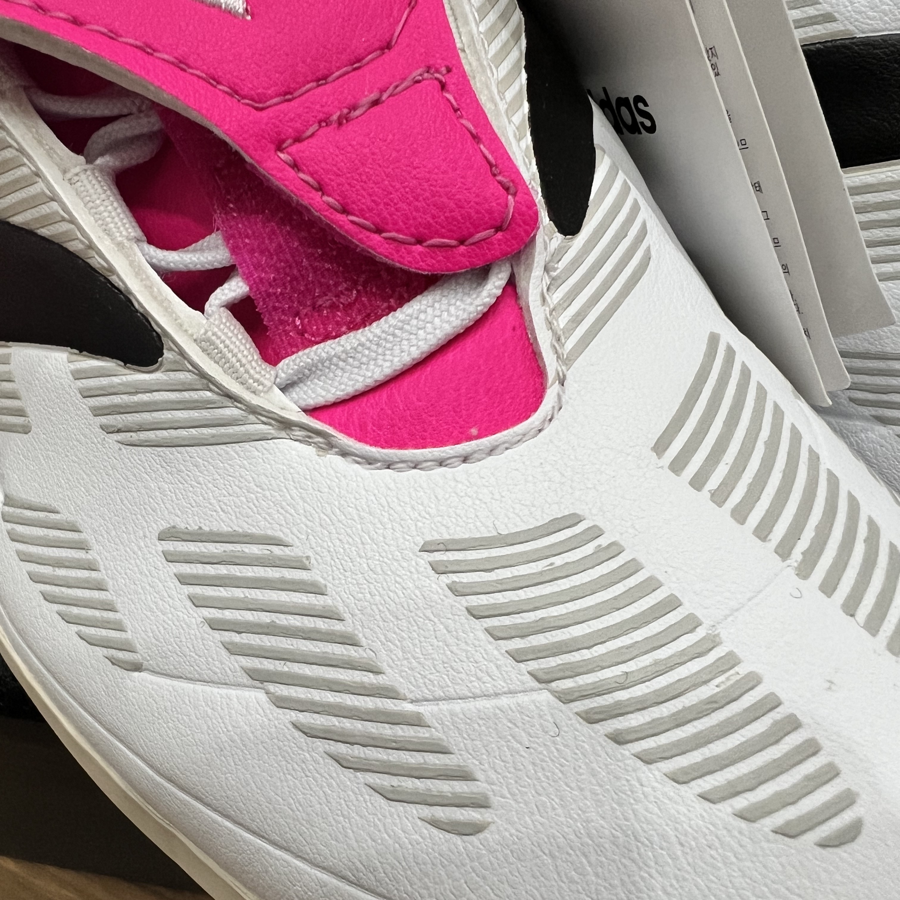 Adidas Predator Precision.3 TF Cloud White Team Shock Pink 착용 스타일 - 2
