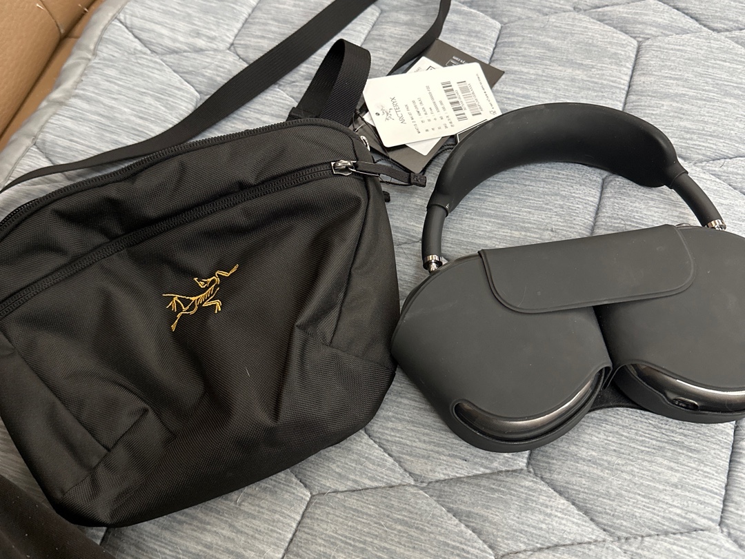 Arc'teryx Mantis 2 Waistpack 24K Black, Apple AirPods Max Lightning Space Gray (Korean Ver.) 착용 스타일
