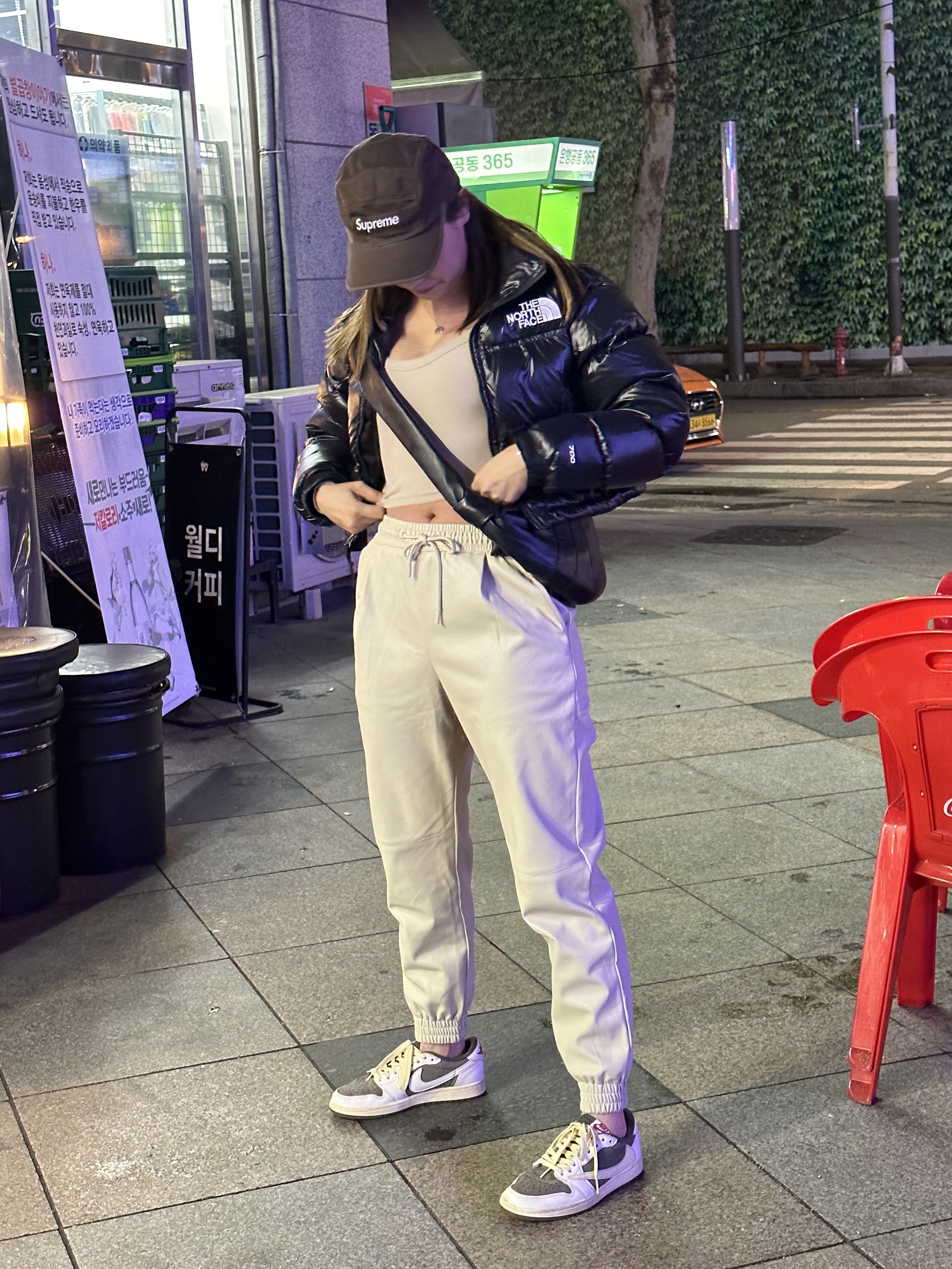 (W) The North Face Nuptse Short Jacket TNF Black, Lemaire Small Croissant Bag Soft Nappa Leather Black 착용 스타일 - 1
