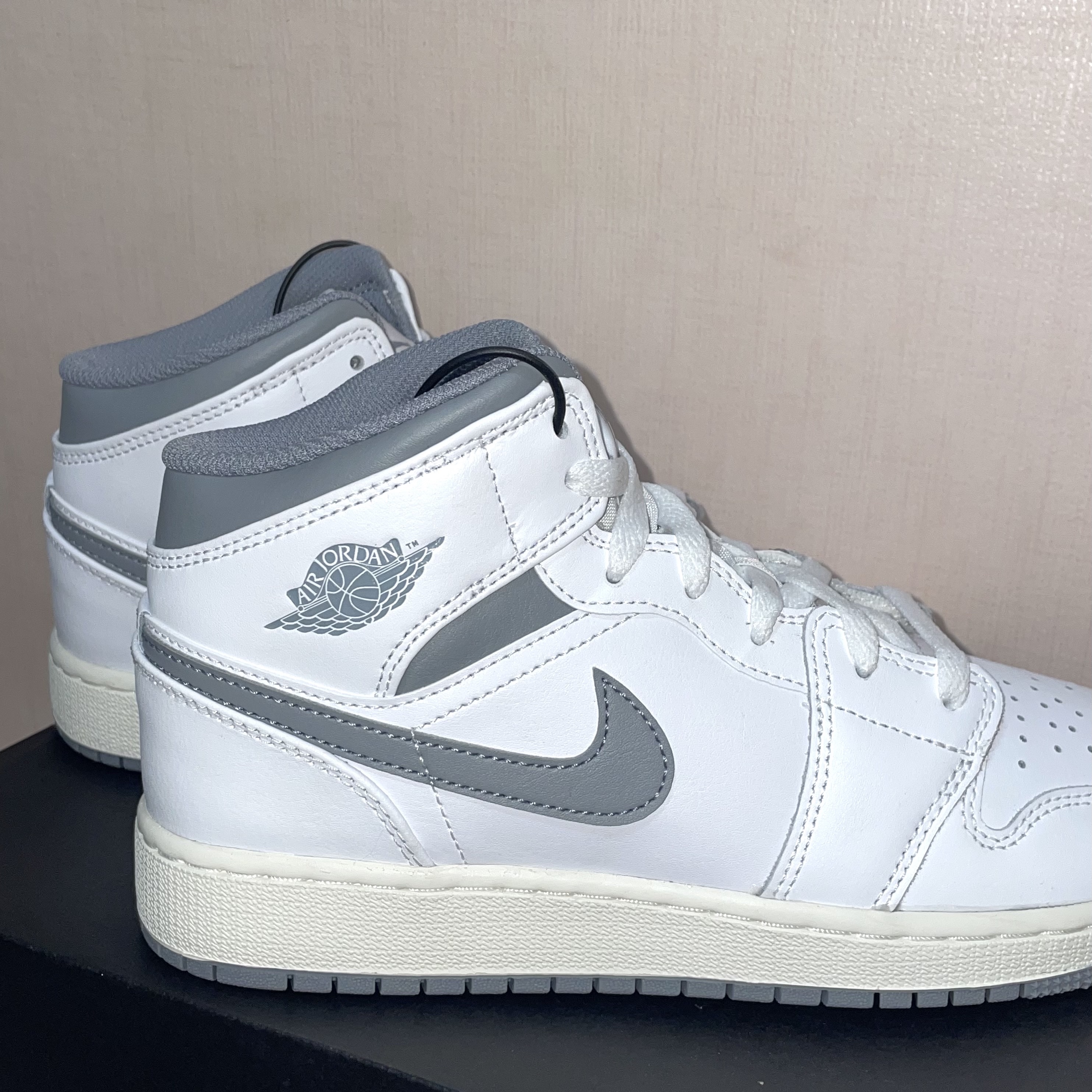 (GS) Jordan 1 Mid White Stealth 착용 스타일 - 1