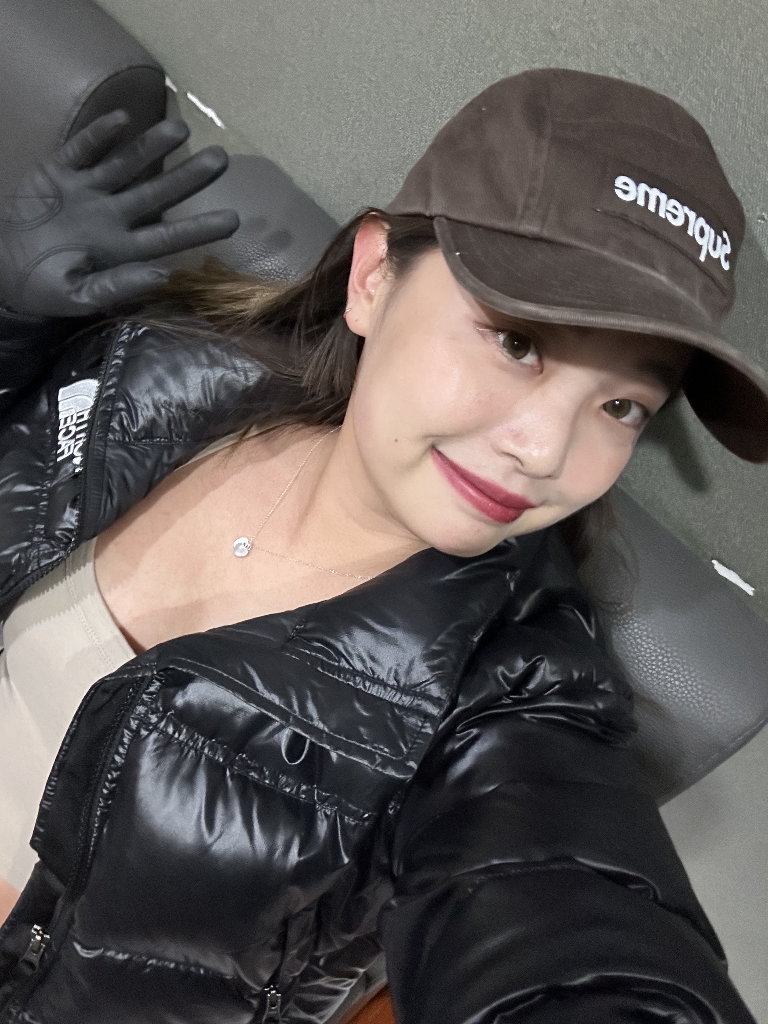 (W) The North Face Nuptse Short Jacket TNF Black, Lemaire Small Croissant Bag Soft Nappa Leather Black 착용 스타일 - 3