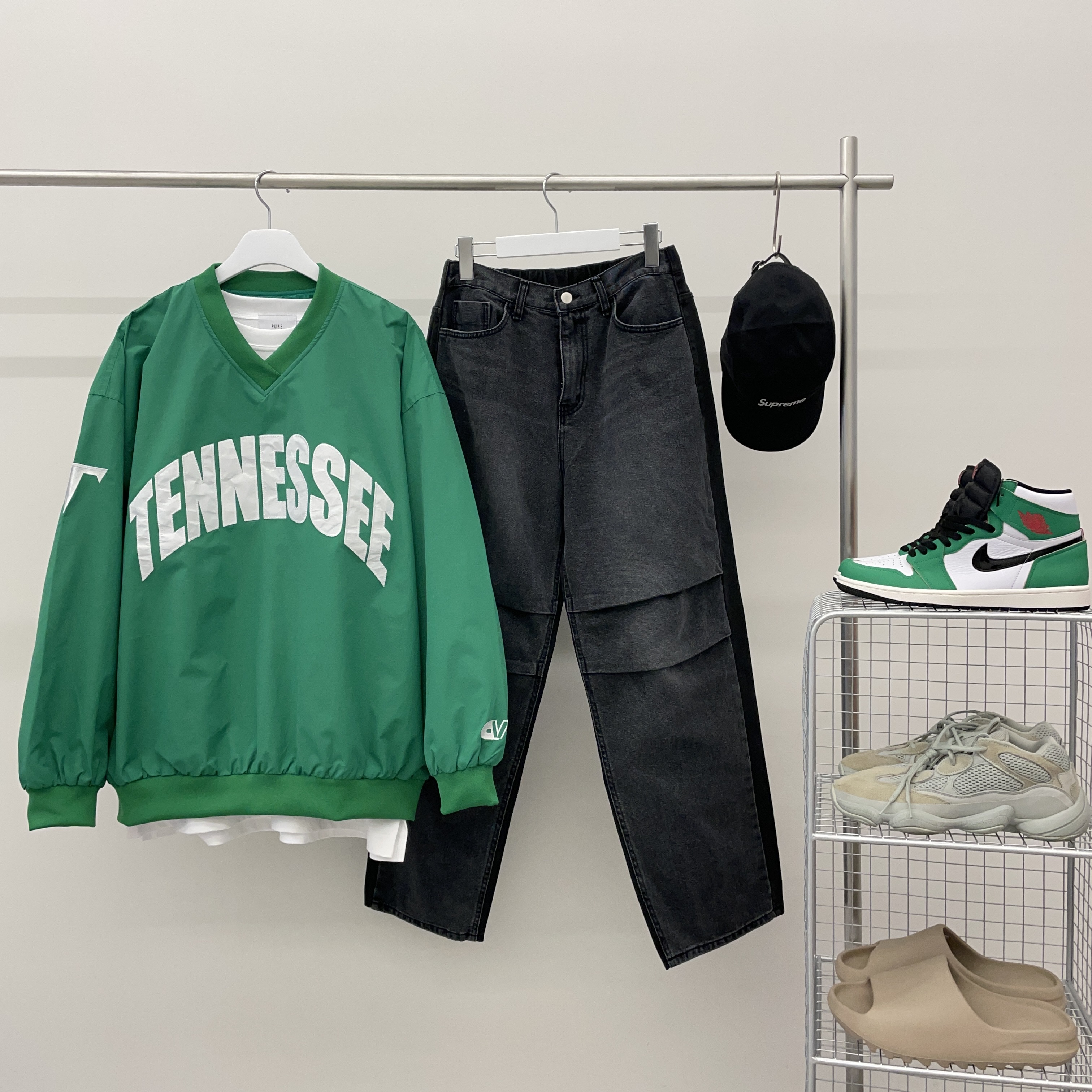 (W) Jordan 1 Retro High OG Lucky Green, Adidas Yeezy 500 Salt 착용 스타일 - 1