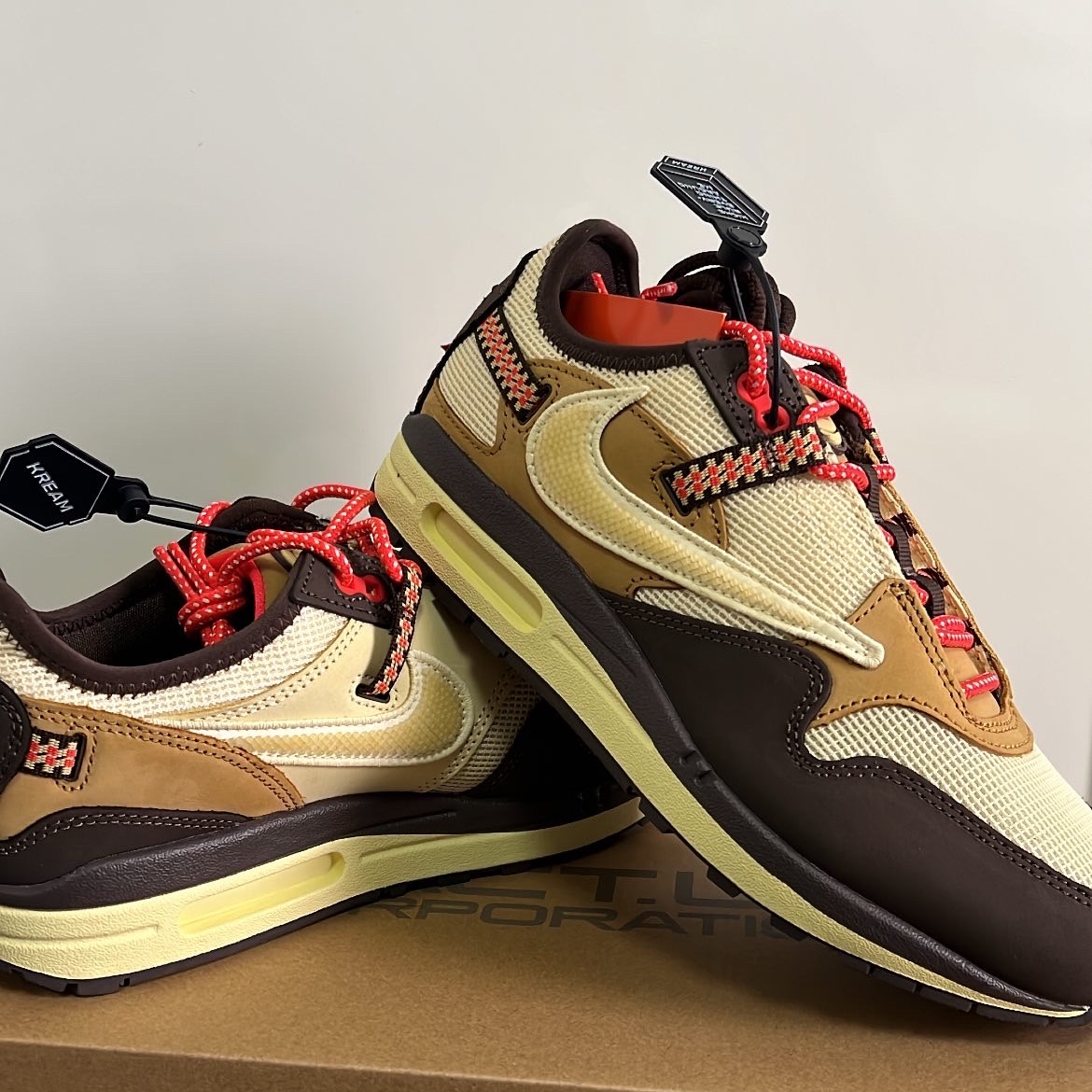 Nike x Travis Scott Air Max 1 Cact.us Brown 착용 스타일