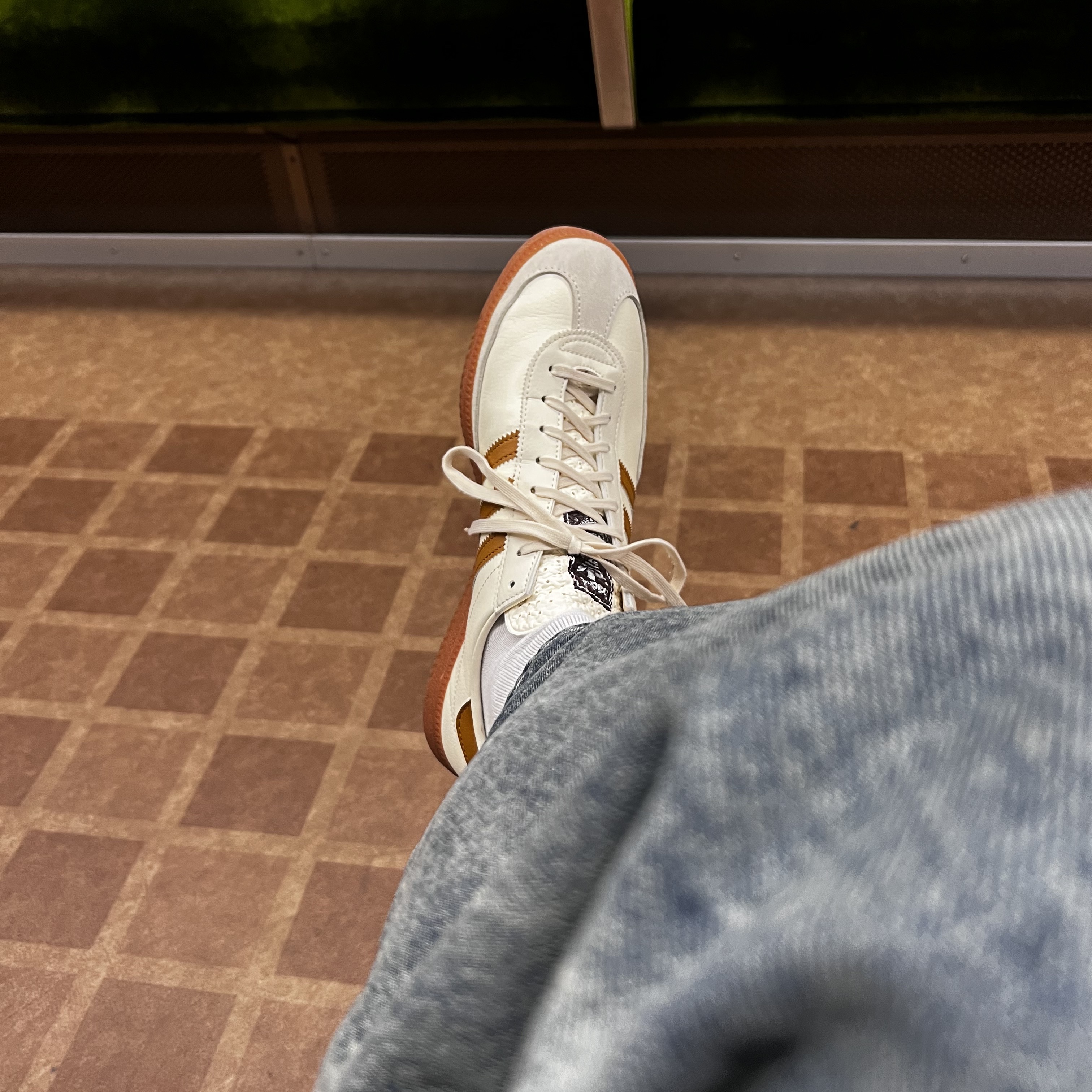 Adidas City Series Triest Cream White 착용 스타일