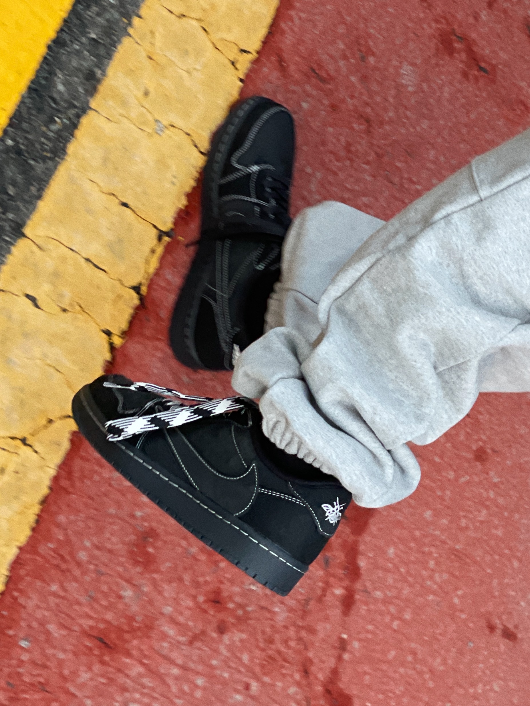 Jordan 1 x Travis Scott Retro Low OG SP Black Phantom 착용 스타일 - 4